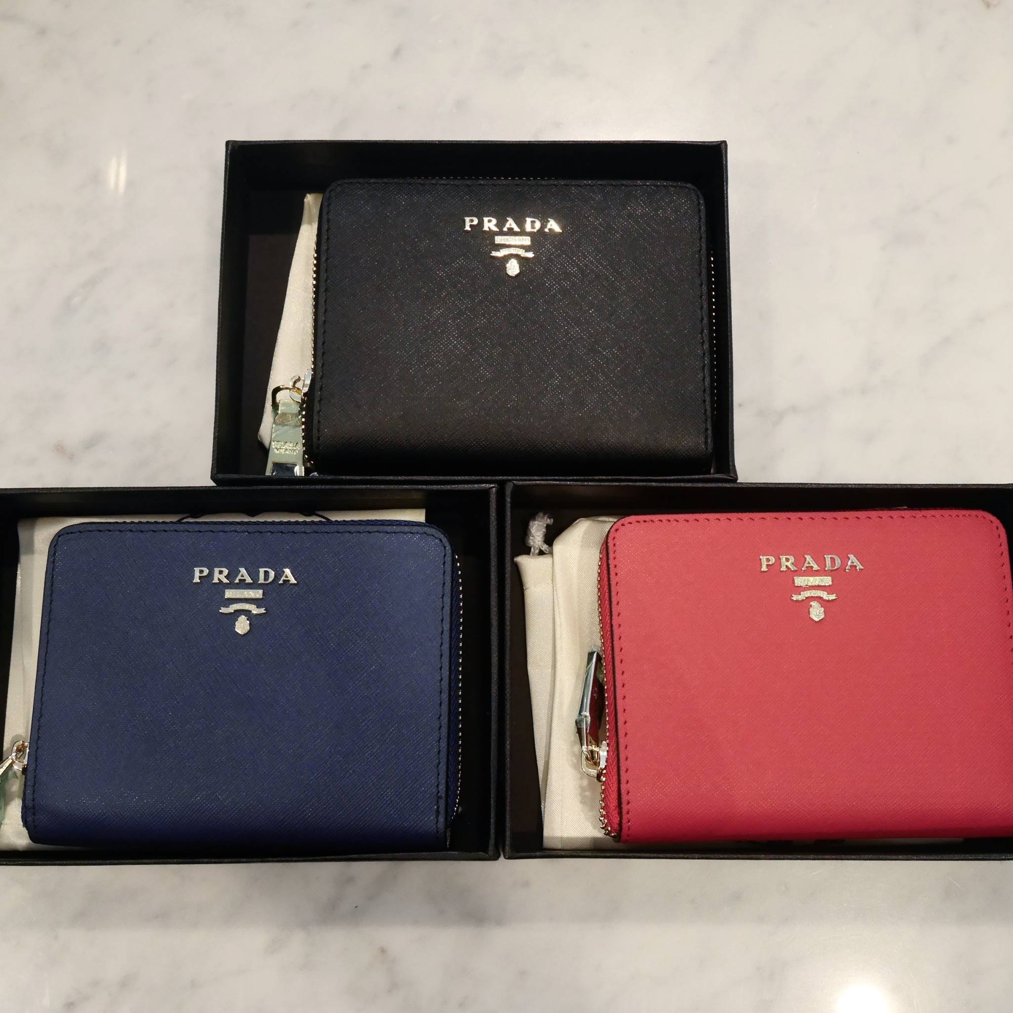 New Color•• รุ่นที่รอคอยสำหรับสาวๆที่ชอบ กปต.สั้น ก็มาแล้วค้า กับ Prada Short Saffiano wallet กระเป๋าสตางค์สั้น ขนาดกะทัดรัด เปิดปิดด้วยซิป อะไหล่ทอง ปั้มแบรนด์ ทั้งใบ **จุดเด่น มีช่องใส่รูปถ่าย ใส่บัตรได้หลายช่อง ด้านในมีช่องซิปแยกอีก1ช่องค้า อีกหนึ่งไอเ