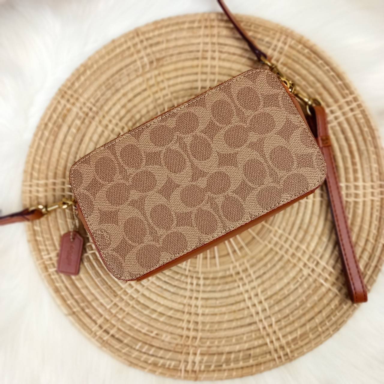 COACH KIRA CROSSBODY IN SIGNATURE CANVAS (COACH F89399)🍁เหมาะมือมาก หยิบใช้ง่ายสบายเลย🌈//รุ่นนี้ จะถือ จะคล้องมือ สะพายคลอสบอดี้ ได้หลายลุค จัดวางตามต้องการได้เลย // มีสายคล้องมือ และสายยาว สามารถถอดได้ทั้ง 2 สาย //เปิด-ปิดด้วยซิป มี2 ช่อง