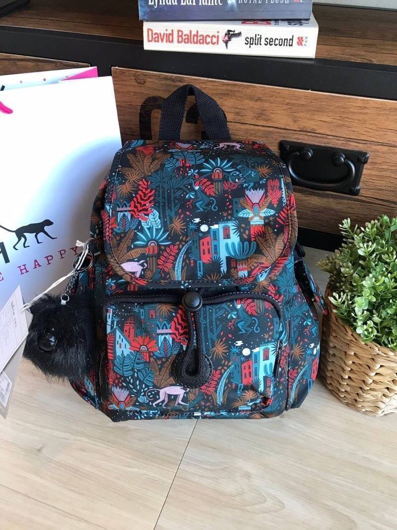 Kipling City Pack Mini Backpack จาก Mayday collection กระเป๋าเป้ วัสดุ 100% Polyamide ด้านหน้ามีช่องซิป ช่องเล็กใส่ของซ้าย ขวา ช่องหลักเปิดปิดด้วยตัวล็อค 2 ชั้น กระดุมแม่เหล็ก และซิป ภายในกว้าง ใส่ A4 ของใช้ เสื้อผ้าได้ แบ่งช่องเป็นสัดส่วน สายสะพานปรับได้