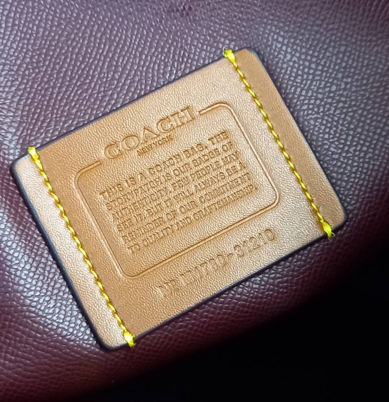 COACH CHARLIE CARRYALL IN SIGNATURE CANVAS (31210) ðšāđāļĢāļĩāļĒāļāļŦāļĢāļđ āļāļĨāļēāļŠāļŠāļīāļ//āļāļĢāļ°āđāļāđāļēāļāļ·āļ āļāļĢāļ°āđāļāđāļēāļŠāļ°āļāļēāļĒ āļāļĢāļ TOTE āļŠāļļāļāļŦāļĢāļđāļŦāļĢāļē āļāļĩāđāļāļāđāđāļāđ āđāļĄāđāļāļģāđāļ// āļ§āļąāļŠāļāļļāđāļāļāļ§āļēāļŠ āļāļŠāļĄāļŦāļāļąāļāđāļāđāļāļļāļāļ āļēāļāđāļĒāļĩāđāļĒāļĄ āļĢāļđāļāļāļĢāļāđāļāļāđāļāđāļ āļĨāļēāļĒ SIGNATURE āļŠāļ§āļĒāļĄāļēāļ// āļāđāļēāļāđāļāļĄāļĩ 2 āļāđāļāļāđāļĨāđāļāļāļ§āđāļēāļ āđāļĨāļ°āļāļĩāļ 1 āļāđāļāļāļāļīāļāļ