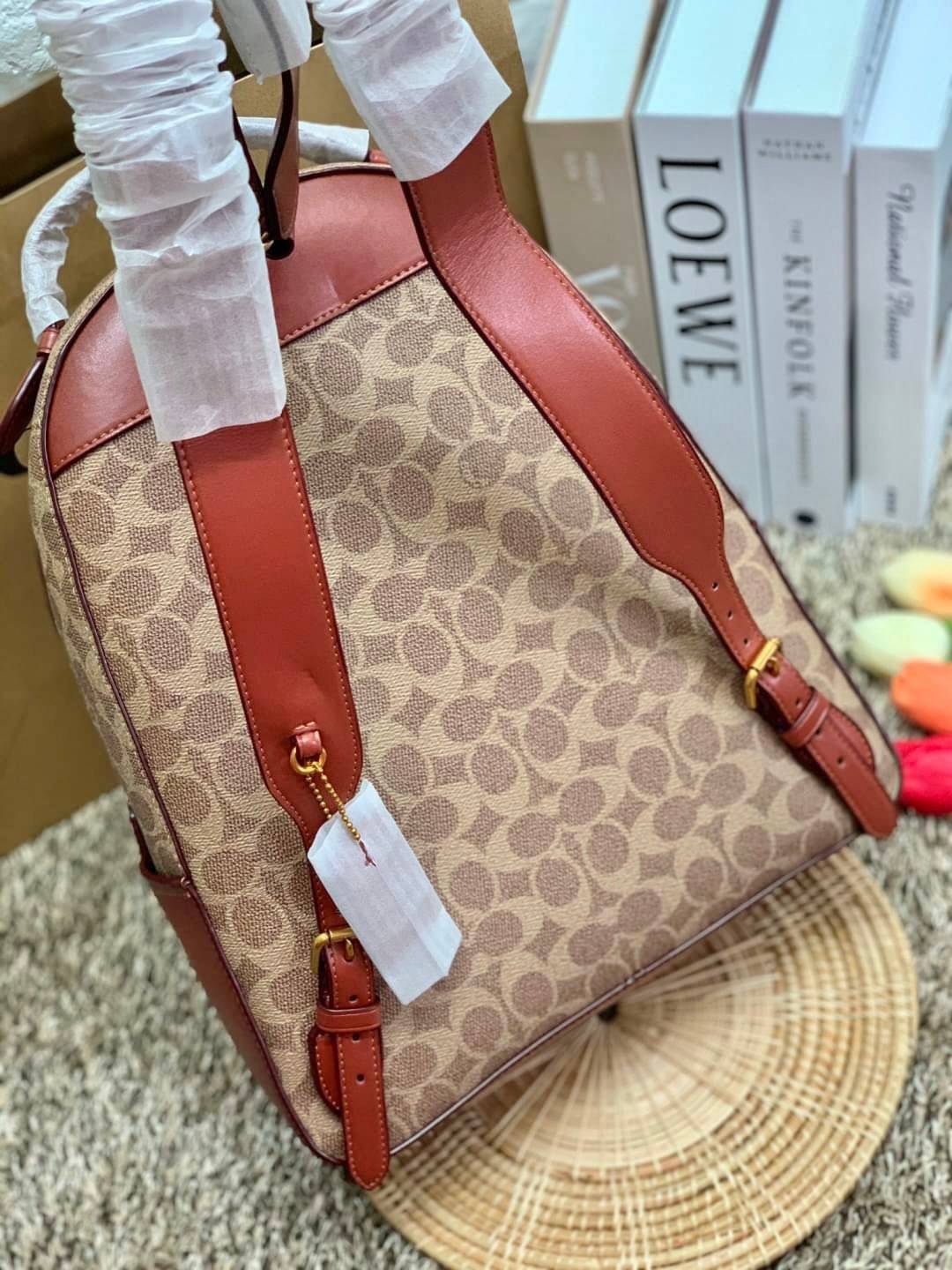 COACH CAMPUS BACKPACK IN SIGNATURE BAG ((32715)) LARGE พร้อมส่งอีกครั้ง ((ใบใหญ่)) ห้ามพลาด! กระเป๋าสะพายหลังแบบมีหูหิ้วได้ หนังแท้อย่างดี ลายหนังสวย สีหนังคลาสสิค ดูดีมากๆค่ะ ด้านหน้ามีช่องซิปขนาดกลางใส่มือถือหรือของจุกจิกได้ เปิดปิดกระเป๋าแบบซิปคู่ ภายใ