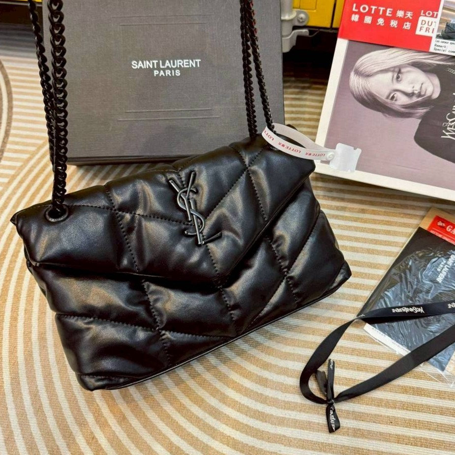 YSL puffer small in nappa leather Bag กระเป๋าสะพายทรงสวยสุดหรู รุ่นยอดนิยม ทรงสวย ใช้ได้บ่อยไม่มีเบื่อ ดีไซน์เรียบหรู ออกแบบมาให้ใช้งานได้สะดวกด้วยกระดุมแม่เหล็ก พับทรงเข้ารูป