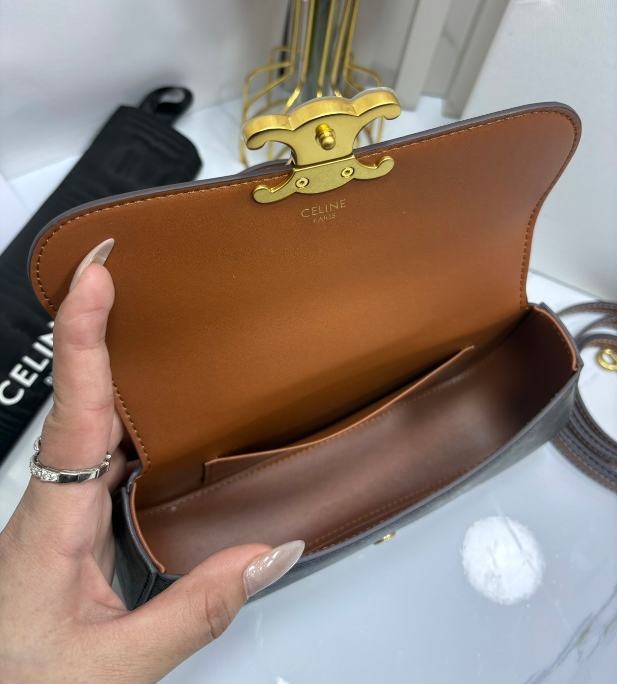 CELINE LOLA TEEN bag in Triomphe กระเป๋าทรงโฮโบรุ่นใหม่ สวยก่อนใคร ดีไซส์ใหม่มุมโค้งมน สวยละมุนเป็นคุณหนูน่าทะนุถนอม มีหูจับและสายสะพายยาว ปรับใช้งานได้หลายโอกาส ขนาดกำลังดี น่ารักมากๆ