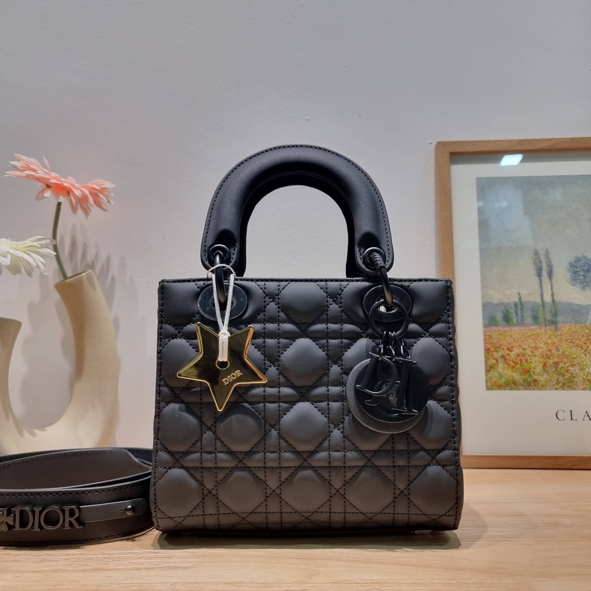SMALL LADY DIOR MY ABCDIOR BAG Ultramatte Cannage Calfskin / CD LADY ULTRAMATTE BAG พร้อมส่ง กระเป๋าสะพายข้าง ดีไซน์เรียบง่าย แต่แฝงไปด้วยความหรูหรา ทรงกล่องคลาสสิค โดดเด่นด้วยพวงกุญแจอะไหล่สีเดียวกับตัวกระเป๋า ผิวแมทท์ ลายเส้นซ้อนทับสวยงาม