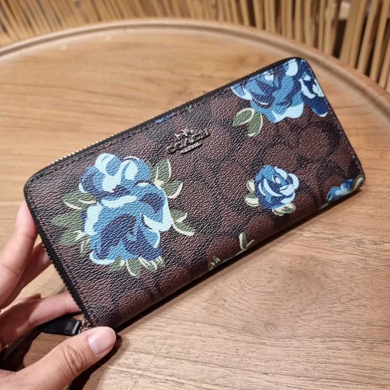 COACH ACCORDION ZIP WALLET IN SIGNATURE CANVAS WITH PRAIRIE ROSE / JUMBO FLORAL / CAMO ROSE FLORAL / MEDLEY BOUQUET PRINT ((F31572/F39189/F26290/F2859)) สวยคลาสสิคไม่มีใครเกิน!! กระเป๋าสตางค์ใบยาว ลวดลายสวย สีสันโดดเด่น วัสดุหนังแคนวาสเคลือบ เปิด-ปิดด้วยซ