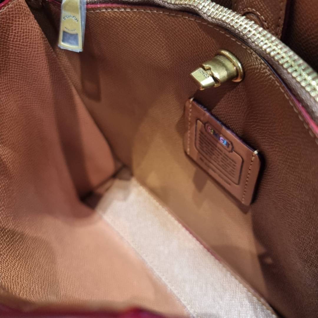 COACH CA102 WILLOW TOTE 24 IN RAINBOW SIGNATURE CANVAS ไปให้สุดกับความเลิศของลวดลายสายรุ้ง ที่แต่งแต้มลงบนกระเป๋าทรงโท้ท ไซส์กำลังสวย พกพาได้สะดวก มีตัวบิดล็อคที่ปากกระเป๋าด้านหนึ่ง และกระดุมแม่เหล็กอีกด้านหนึ่ง ภายในโล่งกว้าง เก็บของได้เป็นสัดส่วนไปเลย ม