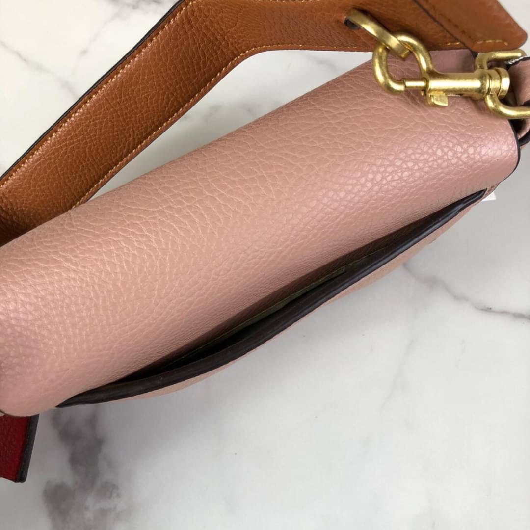 กระเป๋าสะพาย TORY BURCH เปิด - ปิดกระเป๋าด้วยแม่เหล็กแบบซ่อน ด้านในมีช่องเล็ก 1 ช่อง