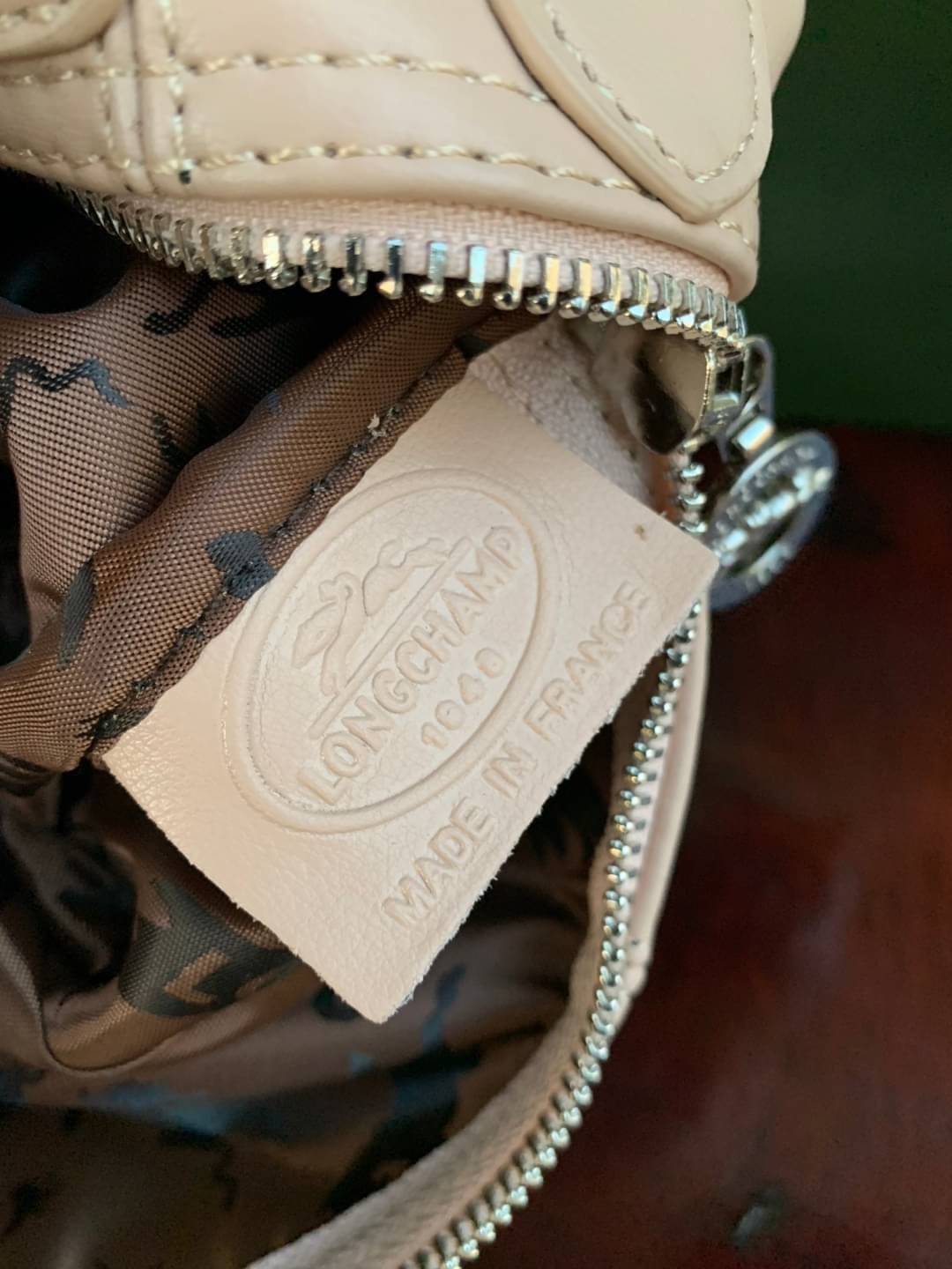 Longchamp Le Pliage Cuir Crossbody Bag อีกหนึ่งคอลเลคชั่น Le Pliage Cuir หนึ่งในตระกูลกระเป๋าสุดไอคอนิกจากแบรนด์ Longchamp และจัดการปรับดีไซน์ให้มีขนาดเล็กลงในทรงcrossbody กะทัดรัดสะพายแล้วคล่องตัว ด้วยดีไซน์ที่ดูเป็นเอกลักษณ์การใช้งานช่องหลักที่ซิปด้านหล