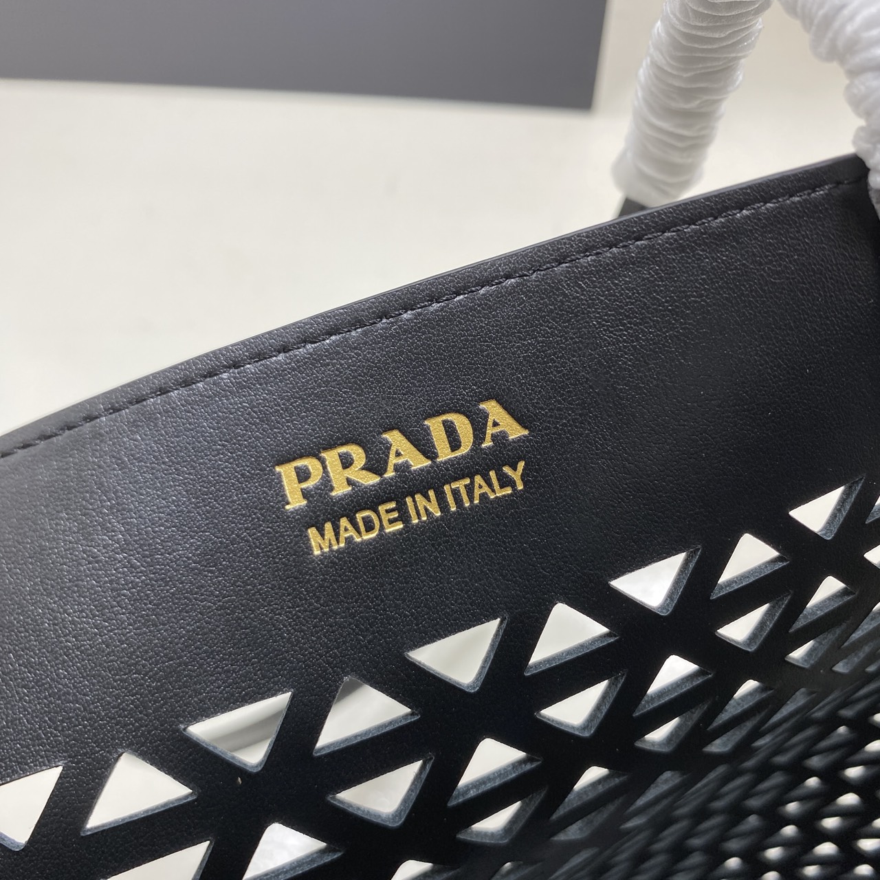 TOP ORI หนังแท้ | Prada Large perforated leather tote bag กระเป๋าทรงโท้ทใบใหญ่ ใจบางที่สุดกับคอลเลคชั่นนี้ ที่เพิ่มดีเทลความแพงด้วยการฉลุลวดลายรอบใบ ถักทอเป็นเส้นลายสานที่สวยงามมาก งานฝีมือจริงๆ