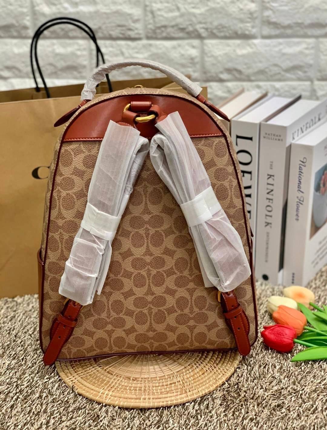COACH CAMPUS BACKPACK IN SIGNATURE BAG ((32715)) LARGE พร้อมส่งอีกครั้ง ((ใบใหญ่)) ห้ามพลาด! กระเป๋าสะพายหลังแบบมีหูหิ้วได้ หนังแท้อย่างดี ลายหนังสวย สีหนังคลาสสิค ดูดีมากๆค่ะ ด้านหน้ามีช่องซิปขนาดกลางใส่มือถือหรือของจุกจิกได้ เปิดปิดกระเป๋าแบบซิปคู่ ภายใ