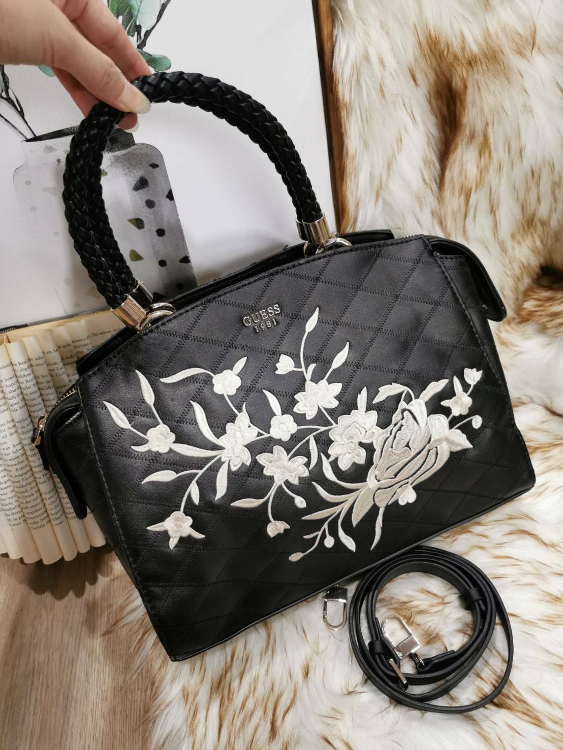 GUESS WOMAN CROSS BODY BAG กระเป๋าถือ/สะพายรุ่นใหม่ล่าสุดจาก GUESS FACTORY หนังสวยอยู่ทรงขนาดกำลังดี น้ำหนักเบา ด้านหน้าประดับโลโก้แบรนด์เปิดปิดด้วยซิปสะดวกใช้ ด้านข้างมีกระดุมปรับขยาย ภายในมีโลโก้ ช่องซิปและช่องใส่ของ ซับในพิมพ์แบรนด์ ใส่กระเป๋าสตางค์ มื