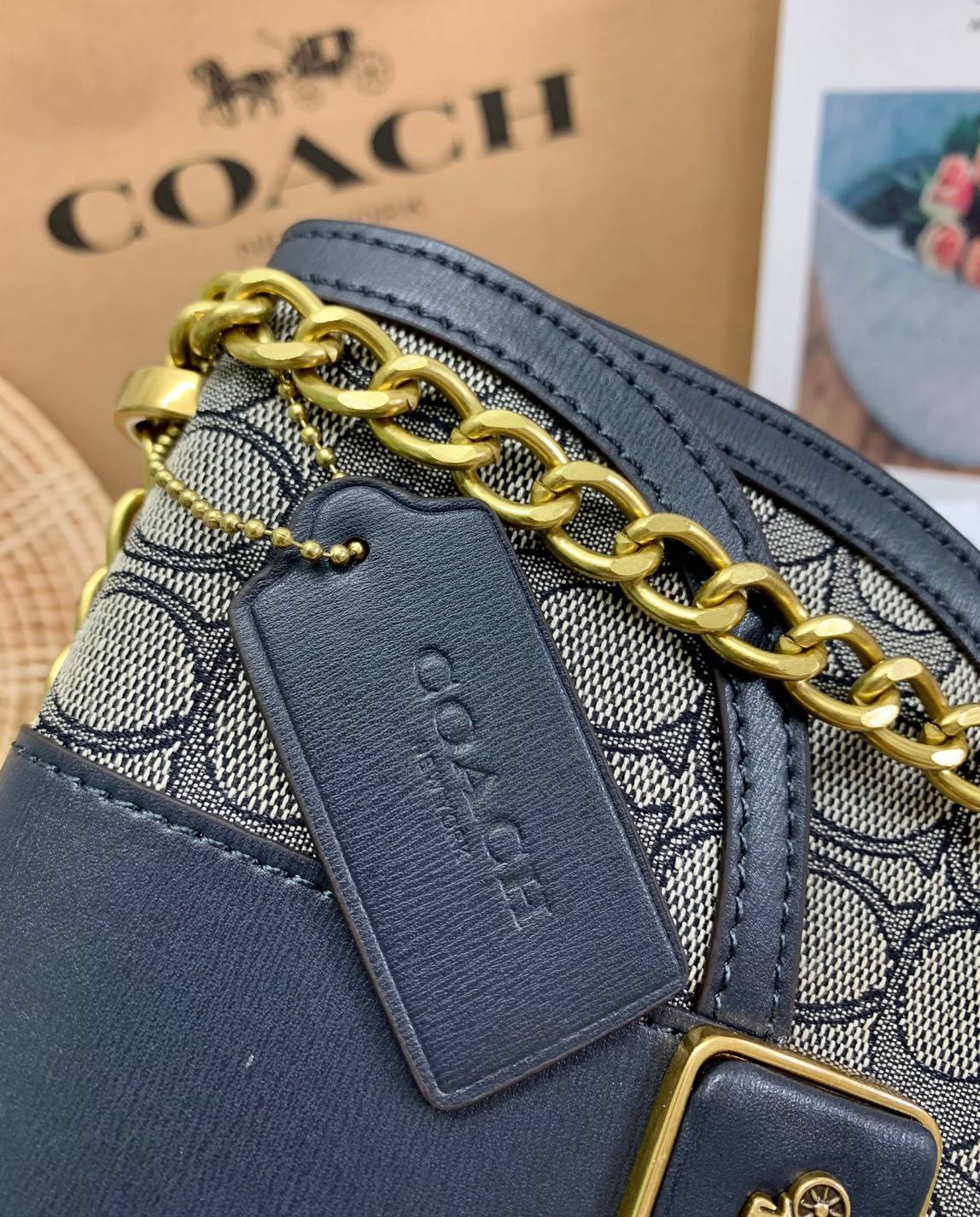 COACH ALIE SADDLE BAG IN SIGNATURE JACQUARD (C4694//C3464) New item!! กระเป๋าสะพายทรง saddle ดีไซน์วินเทจย้อนยุค แฝงความหรูในตัวด้วยอะไหล่สีทองเหลือง โดดเด่นไม่ซ้ำใครแน่นอน วัสดุผ้า jacquard สลับหนังแท้ ภายในเป็นช่องโล่ง มาพร้อมสายสะพายครอสบอดี้ ที่สามารถ