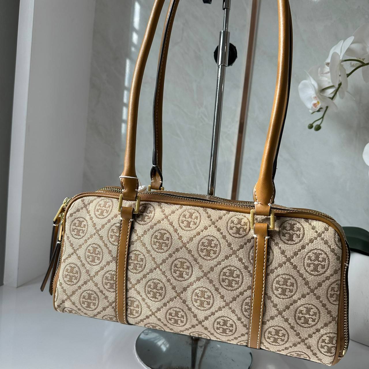 TORY BURCH Small T Monogram Marshmallow Satchel / Tory Burch tote handbag พร้อมส่ง 2 สี ใหม่ล่าสุด กระเป๋าสะพายไหล่ดีไซน์สุดทันสมัย ตัดเย็บสวยงาม ผ้า jacquard ตัดหนัง เปิด-ปิดแบบซิป มีช่องแบ่ง 2 ช่อง มีซิปลับด้านใน ใส่ของได้เยอะมากๆ ค่ะ