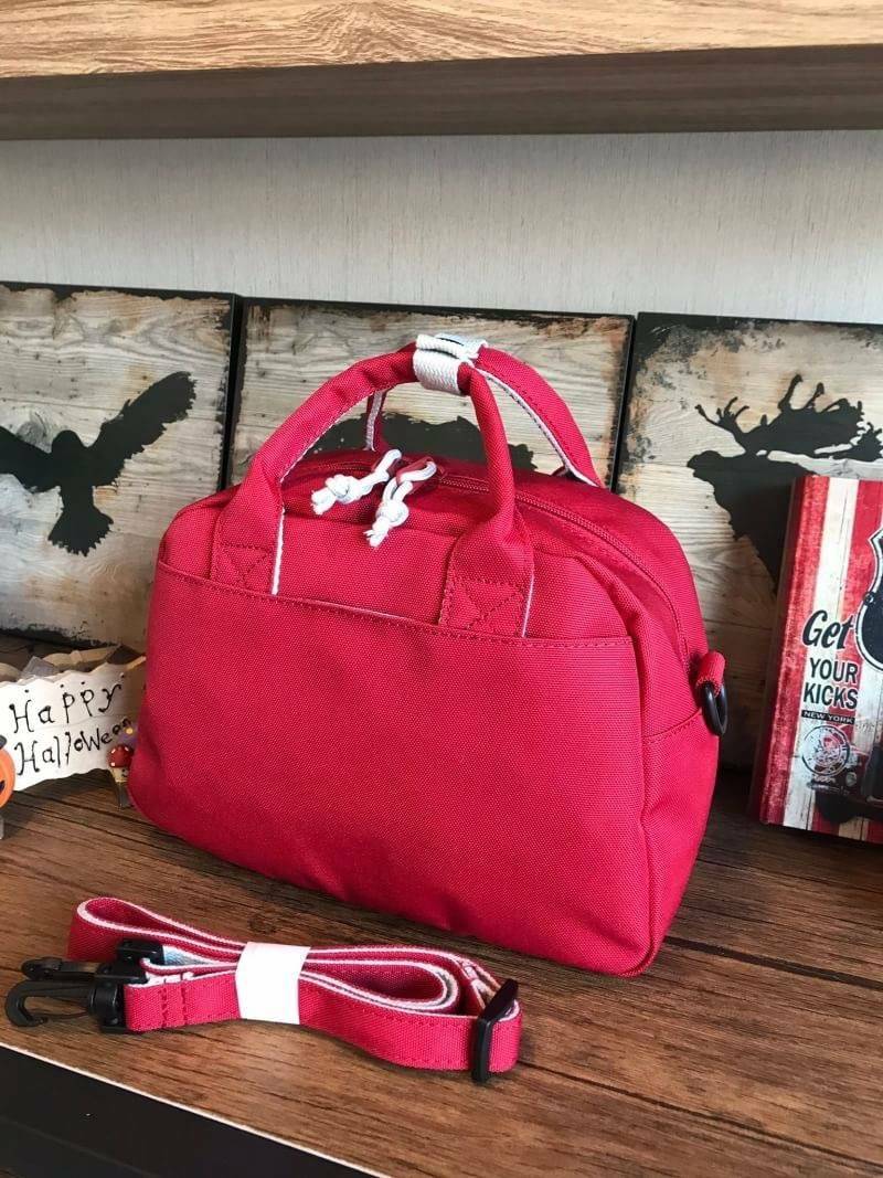 Anello 2Way mini boston Bag คอลเลคชั่นสีทูโทนสดใสต้อนรับลมร้อน กับกระเป๋าถือหรือสะพายข้าง วัสดุผ้าแคนวาสตัดสีทูโทน ที่หูจับมีตัวล้อคสาย มีฐานกว้างตั้งอยู่ทรง เหมาะกับการใช้งานที่สะดวกสบาย มีช่องใช้งานทั้งภายในและภายนอก ใส่ได้ทั้งกระเป๋าสตางค์ทรงยาว มินิไอ