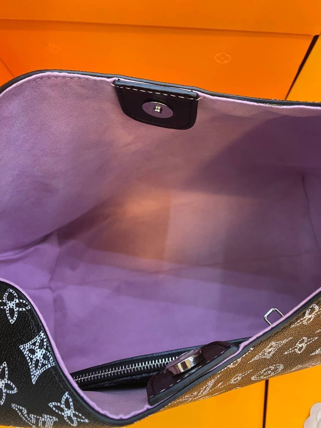 LV Mahina Carmel Bobo Bag ใหม่ล่าสุดก่อนใคร สวยได้ไม่ต้องรอ กับคอลใหม่ลุคลูกคุณ ตอบโจทย์ได้ทุกลุค ทุกไลฟ์สไตล์ ใช้งานได้ง่ายคล่องตัว กับกระเป๋าสะพายข้าง ภายในเป็นช่องโล่ง สะพายไปเที่ยว ทำงาน ออกเดท โอกาสไหนๆก็พร้อมออกงานไปเลยจ้า