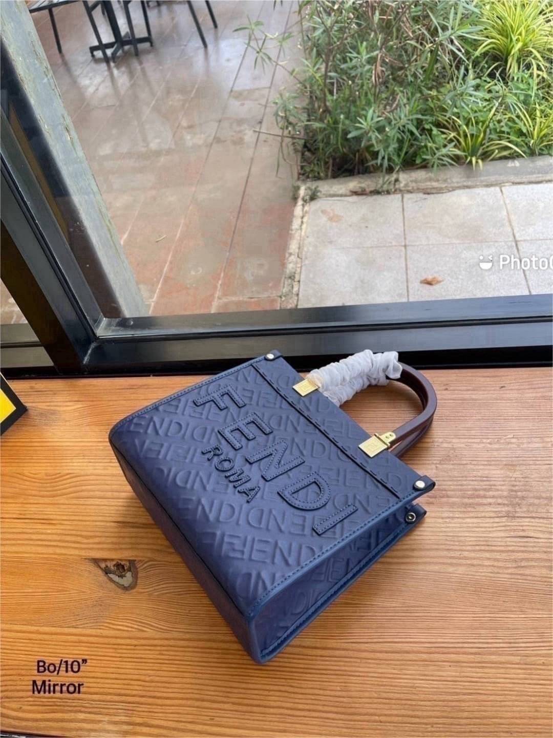 FENDI Sunshine Tote leather shopper Bag กระเป๋าทรงโท้ทงานหนังเต็มใบ สีใหม่สวยโดดเด่น ทรงตั้งสวยอยู่ทรง ปั้มลายแบรนด์เต็มใบ สวยหรูดูแพง