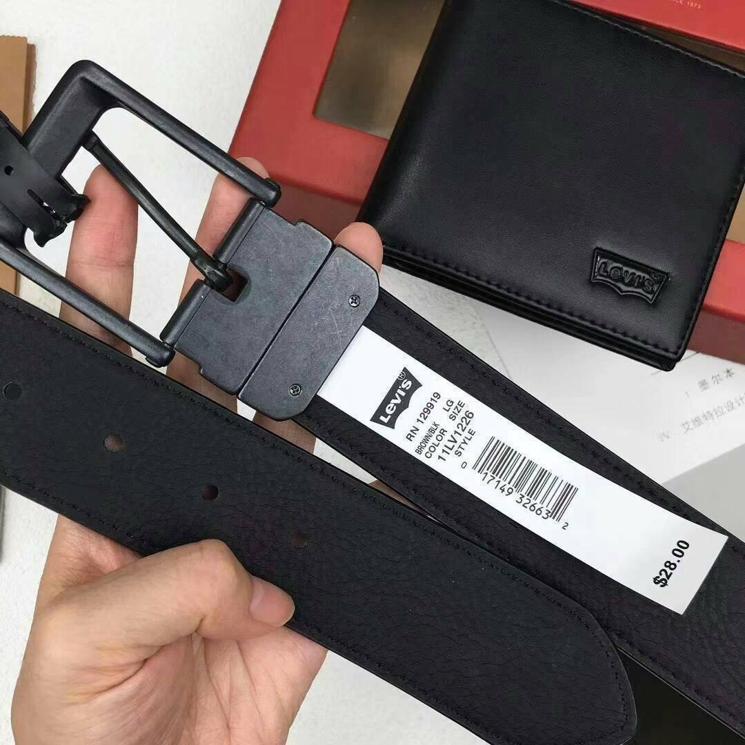 Levi’s Belt and Wallet Gift Set ในเซตประกอบด้วยกระเป๋าสตางค์พับสองตอนและเข็มขัดวัสดุหนังคุณภาพดี กระเป๋าสตางค์ปั้มโลโก้ด้านหน้าภายในมีช่องใส่บัตรและธนบัตรแยกเป็นสัดส่วน เข็มขัดหนังกลับใช้ได้ในทุกโอกาสนะคะ