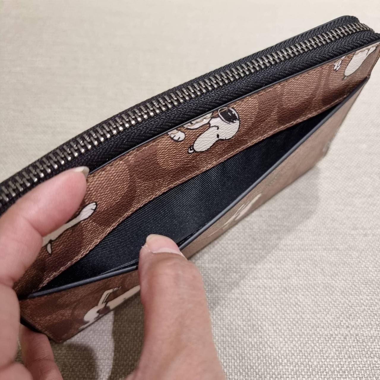 COACH C4327 COACH x PEANUT ACCORDION ZIP WALLET IN SIGNATURE CANVAS WITH SNOOPY PRINT คอลเลคชั่นใหม่ กระเป๋าสตางค์ใบยาว ลายสนูปพี น่ารักน่าใช้ สีคลาสสิค ใช้ได้ตลอดกาลไม่มีตกเทรนด์ วัสดุหนังแคนวาสเคลือบลาย ภายในใส่บัตรได้เยอะ มีช่องซิปแยก ใส่โทรศัพท์ได้ พก