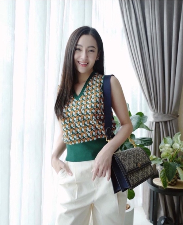 Tory burch t monogram jacquard shoulder bag คอลเลคชั่น T Monogram สำหรับคอลเลคชั่นฤดูใบไม้ผลิ 2021 เราสร้างสรรค์ลายโมโนแกรมที่ได้รับแรงบันดาลใจมาจากลวดลายการถักทอผ้าห่มของชาว Pennsylvania Dutch แบบดั้งเดิม เป็นการเฉลิมฉลองโลโก้สุดไอคอนนิคของแบรนด์ โดดเด่น