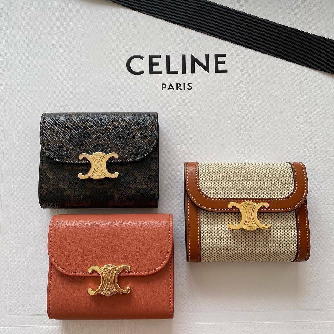 CELINE SHORT WALLET VIP GIFT WITH PURCHASE (GWP) พรีเมี่ยมกิ๊ฟ Limited จาก CELINE HAUTE PARFUME DUTYFREE COUNTER วัสดุ Triomphe Canvas หนังสวยอยู่ทรงปั้มโลโก้ด้านหน้าเปิดปิดฝาพับกระดุม ภายในมีช่องแบ่งหลายช่อง มีช่องใส่บัตรหลายช่อง ช่องใส่เหรียญ ช่องใส่ธนบ