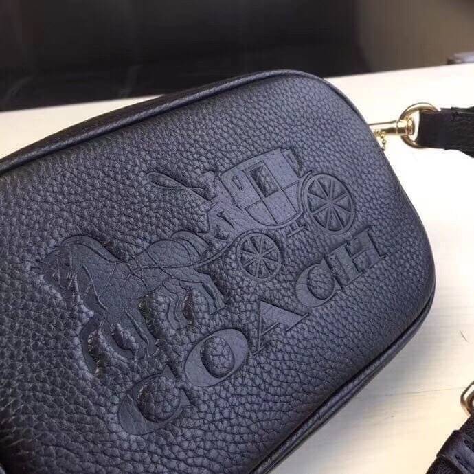 COACH JES CONVERTIBLE BELT BAG IN COLORBLOCK 2IN1 !! กระเป๋าคาดอก/สะพายข้าง ใช้ได้ถึง 2 แบบ!! คุ้มค่ามากที่สุด!! วัสดุหนัง pepble ดีไซน์เรียบ แต่หรู ภายในเป็นช่องโล่ง ใบนี้สาวๆที่ไม่ชอบพกของเยอะ เหมาะมากๆน้า 🙇♀️ ของดีราคาจับต้องได้ ไอเท็มนี