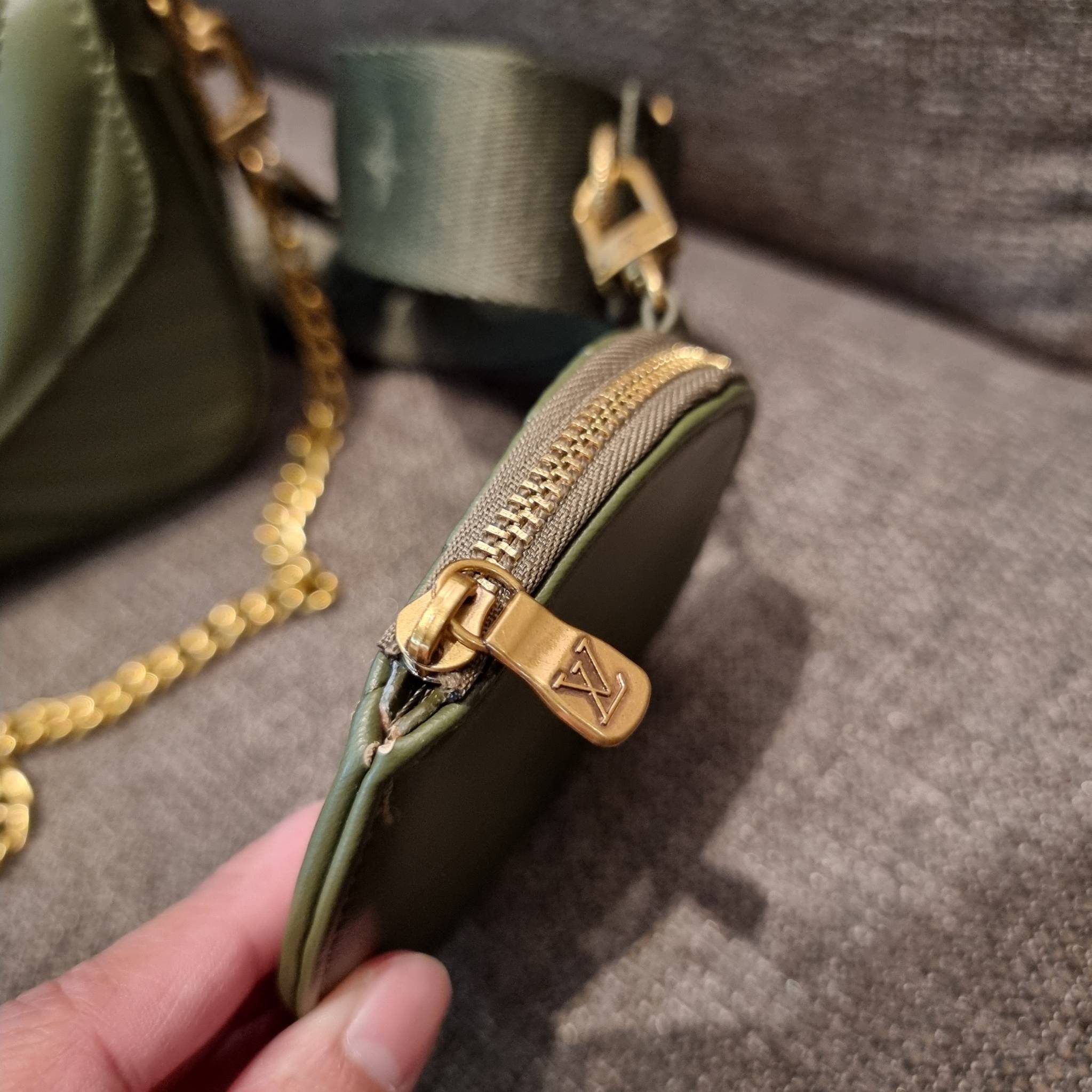 LV new wave pochette multi bag กระเป๋าสะพายมัลติฟังก์ชั่น สุดหรู มาพร้อม box set รับรองว่าดีงาม ลูกเล่นคลาสสิคผสานความวินเทจ มีสายสะพายให้ 2 เส้น และกระเป๋าใบลูก เล็กน่ารัก วัสดุหนังแท้ ภายในเป็นช่องโล่ง แบ่งสัดส่วนมีช่องย่อย ใบนี้ปรับใช้ได้หลายสไตล์ ลุคไ