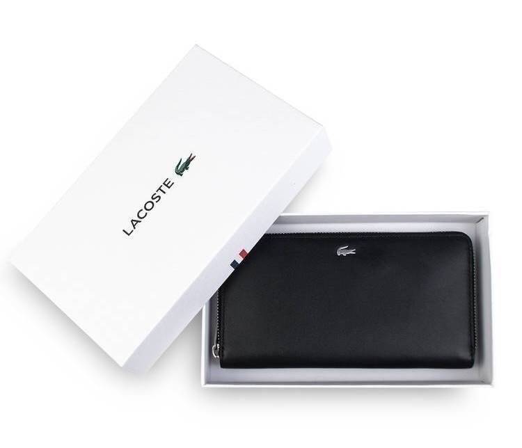 LACOSTE FACTORY LONG WALLET กระเป๋าสตางค์ใบยาวรุ่นใหม่ล่าสุดหนังสวยอยู่ทรงเปิดปิดด้วยซิปรอบด้านหน้ามีโลโก้แบรนด์เรียบหรู ภายในมีโลโก้ ช่องซิป ช่องใส่บัตรหลายช่องใส่มือถือ iphone8 เหรียญ บัตรได้เยอะ ตัวจริงสวยน่าใช้คลาสสิคไม่มีเอ้าท์ ราคาสุดคุ้ม สินค้ามาพร