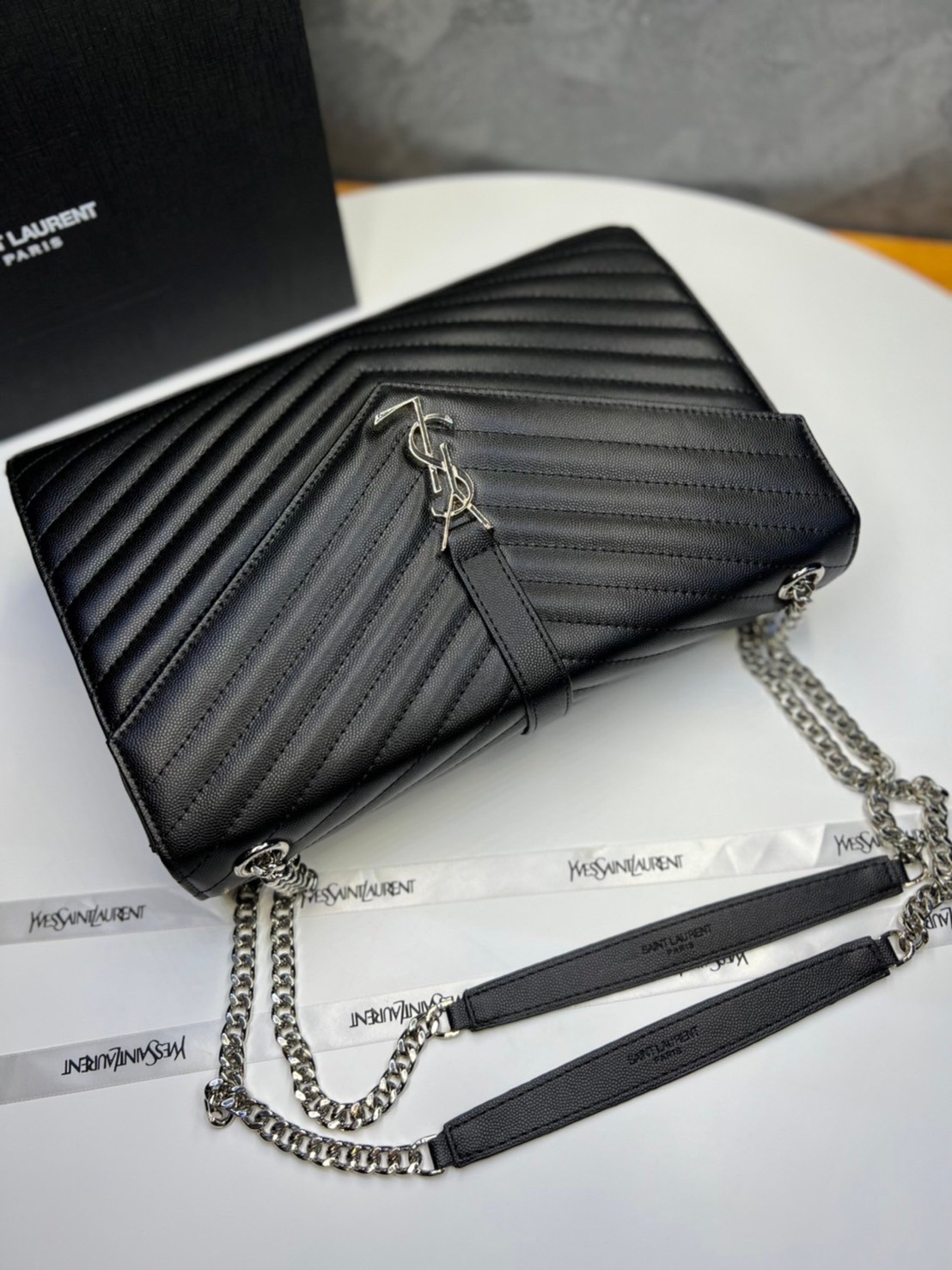 หนังแท้ YSL college large chain bag in quilted leather 30cm กระเป๋าสะพายใบใหญ่ ดีไซน์ทรงสวยหรู ตอบโจทย์ได้ทุกสไตล์ ภาพสินค้าถ่ายจากงานขายจริง ใช้งานต่างประเทศได้