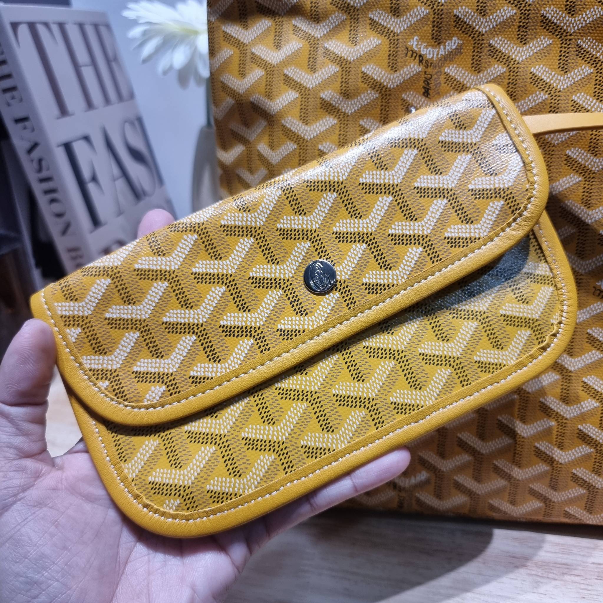 GOYARD BOHEME HOBO BAG / GOYARD HOBO กระเป๋าสะพายทรงโฮโบ ใบใหญ่จุใจ!! มาครบสีขายดี เลิศทุกสี รูปทรงคลาสสิค ดีไซน์เป็นเอกลักษณ์ วัสดุหนังแคนวาสพิมพ์ลายสวยคม ปากกระเป๋ามีซิปเปิด-ปิดกันของหล่นได้ ภายในโล่งกว้างมาก มาพร้อมสายคล้องในตัว ทนทาน สะพายสวยๆได้ทุกวั