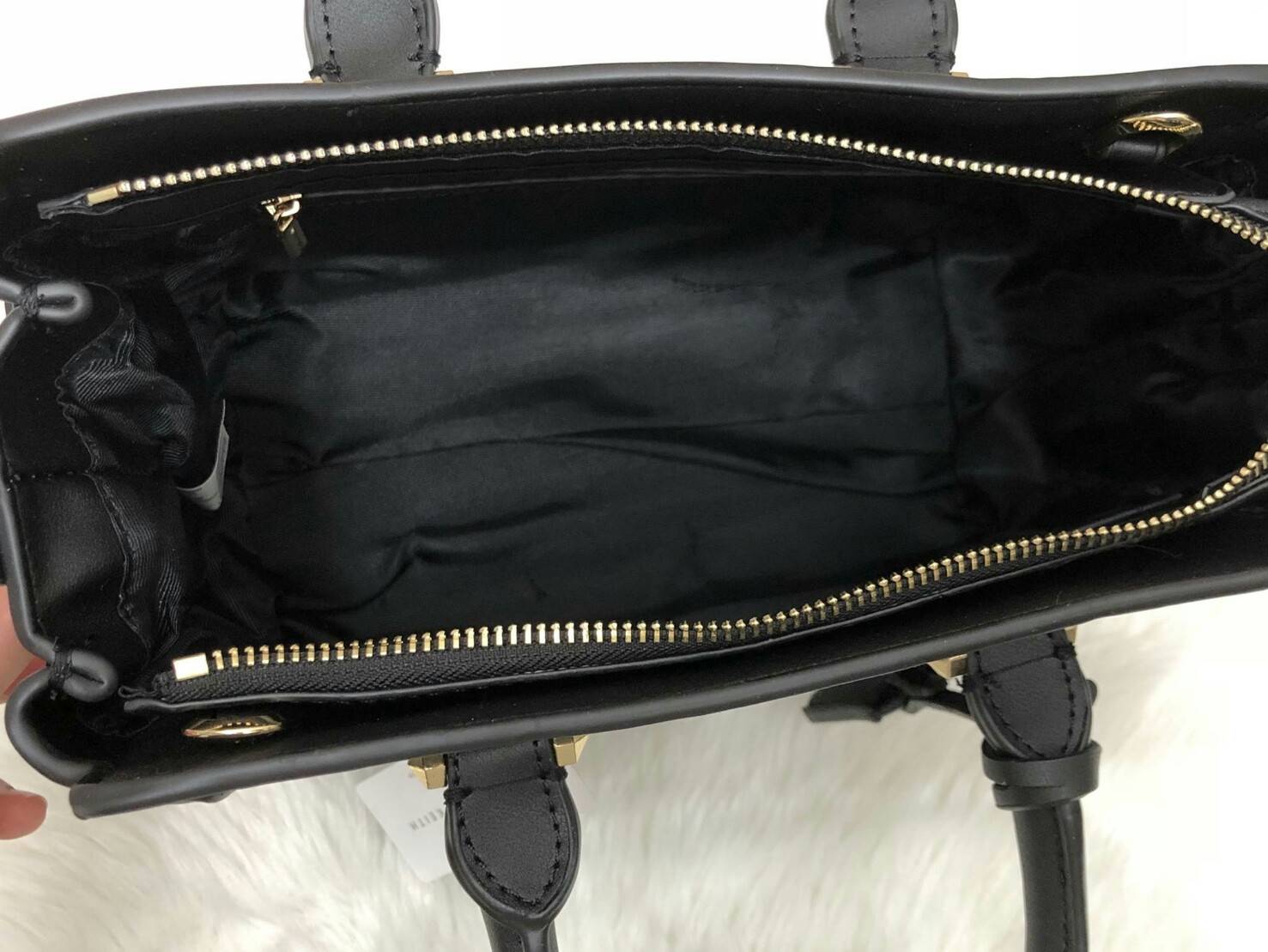 CHARLES & KEITH TRAPEZE BAG (หนังเรียบ) กระเป๋าถือหรือสะพายรุ่นยอดนิยมดีไซน์สวยหรู - วัสดุหนังลายคาร์เวียร์ สวยอยู่ทรง - ด้านข้างเเต่งช่องตัดดูมีดีเทล - ด้านหน้าสกรีนโลโก้ ด้านหลังมีช่องซิป - เปิดปิดด้วยซิปหัวซิปปั๊มโลโก้ หูจับเเข็งแรง พับลงได้