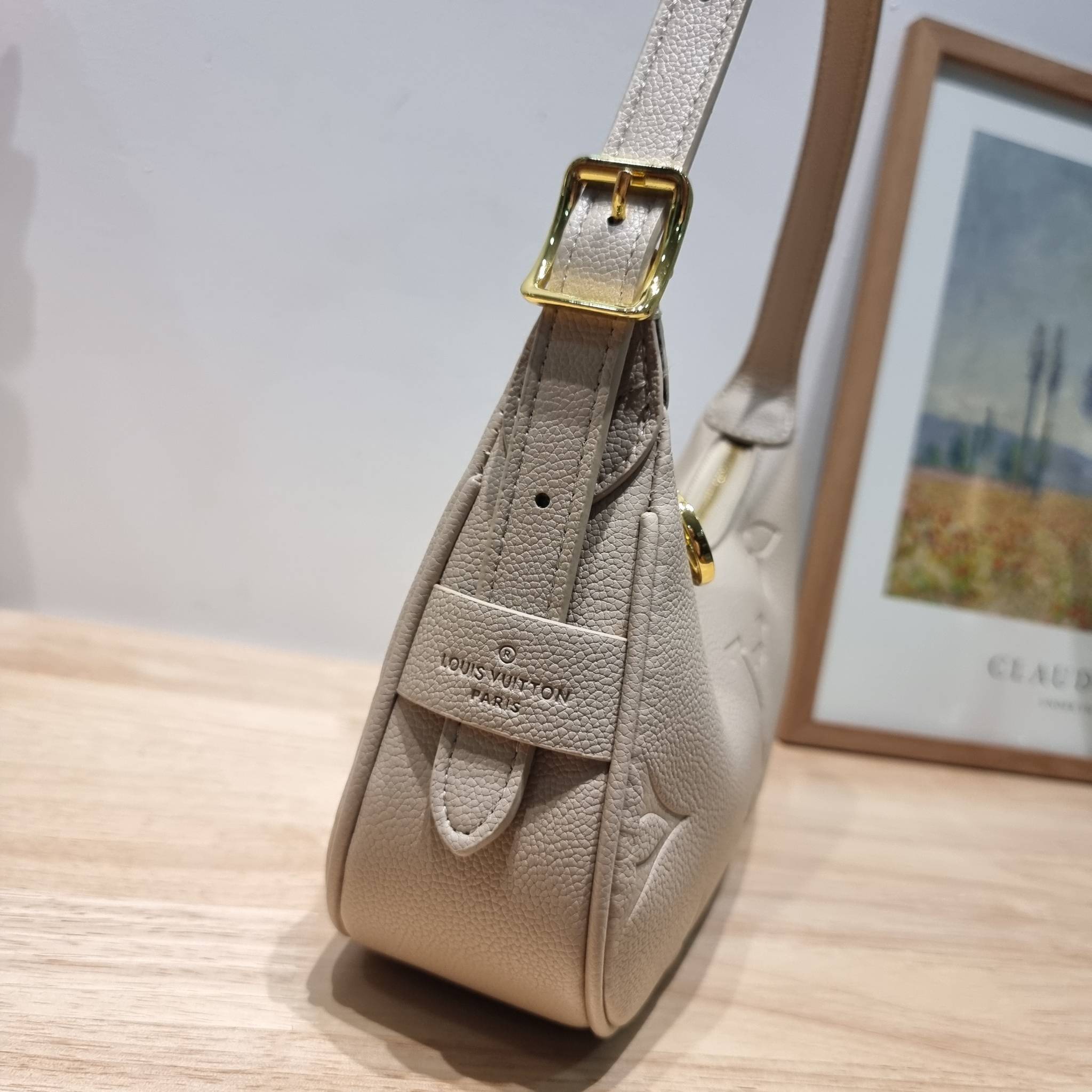 LV Mini Moon Monogram Empreinte Leather ใหม่ล่าสุด สวยสับ สวยตัวแม่ ไอเท็มเก๋ๆ ใบเดียวก็เลิศ กับกระเป๋าสะพายทรงพอช ขนาดกำลังน่ารัก พกพาง่าย รูดใช้งานสะดวกด้วยซิป ภายในเป็นช่องโล่ง มีช่องซิป ส่วนสายสะพายปรับสั้นยาวได้ตามเหมาะสม ดูดี ดูแพงทุกสี