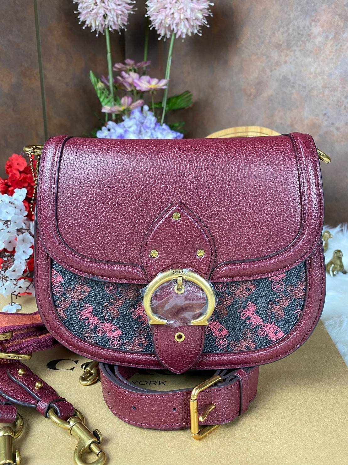 COACH BEAT SADDLE BAG WITH HORSE AND CARRIAGE C0747 ฮอตไฟลุก! สีหายาก ละมุนคุณหนู คอลเลคชั่นใหม่ ดีไซน์หรูหรา พิเศษมากๆมาพร้อมสายสะพาย 2 เส้น ใช้คู่กันหรือแยกสะพายก็สวยครบสูตร กระเป๋าสะพายทรง saddle คลาสสิค เปิด-ปิดด้วยกระดุมแน่นหนา ภายในเป็นช่องโล่ง ใส่ข