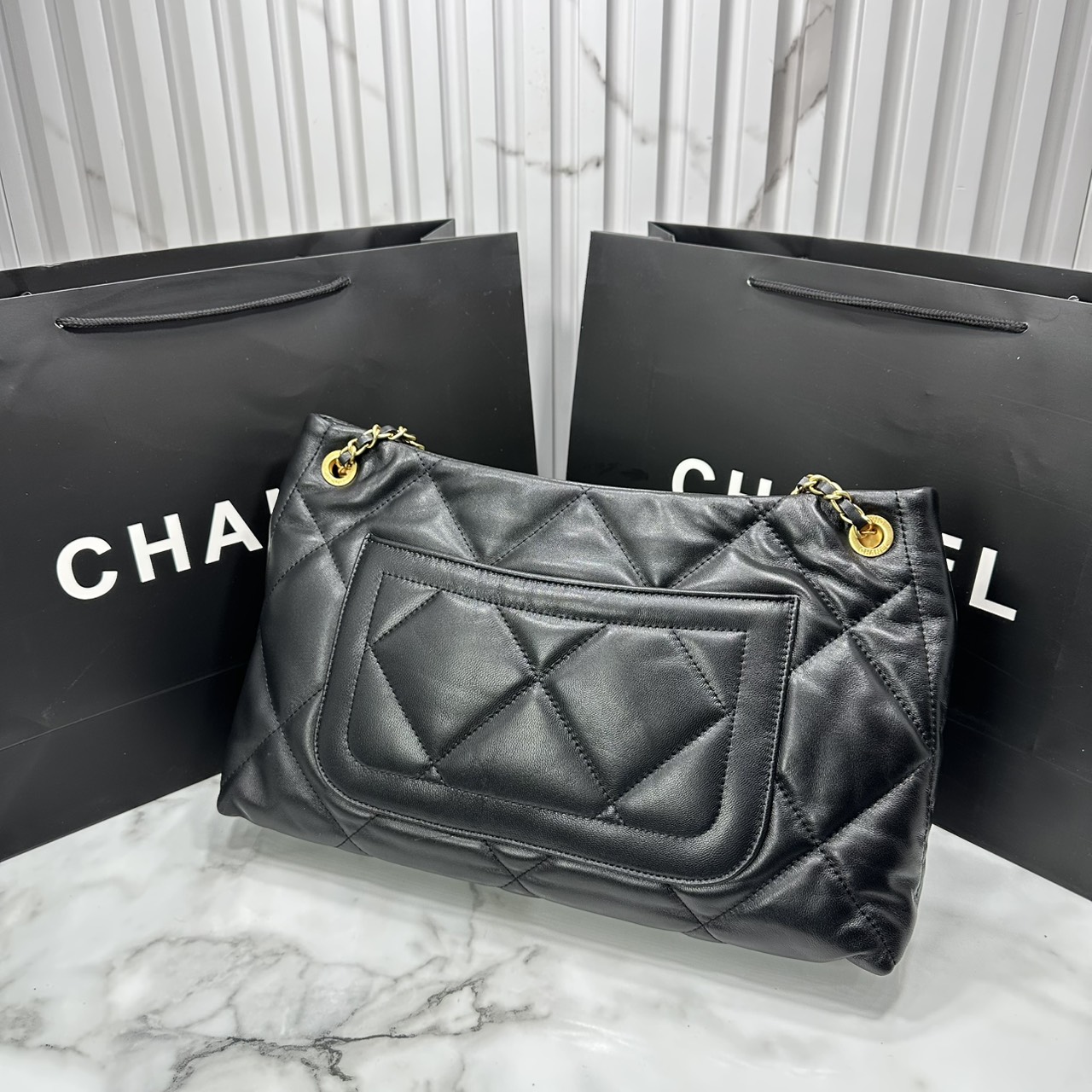 ORI หนังแท้ | Chanel shopping bag Shiny Leather Black / Chanel Tote Bag 36cm กระเป๋าสะพายทรงโท้ทใบใหญ่ ภายในโล่งกว้างจุของได้เยอะ คอลเลคชั่นฤดูใบไม้ร่วง-ฤดูหนาว 2025/26 ถ่ายทอดเสน่ห์เย้ายวนเหนือกาลเวลา
