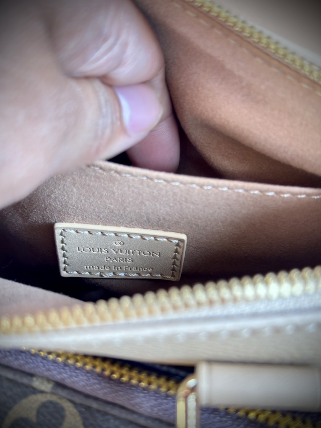 LV Keepall Bandoulière 25 Bag กระเป๋าสะพายคีฟออลดีไซส์ใหม่ ด้านข้างปั้มแบรนด์หนังกลับสวยโดดเด่น สีเบจสวยละมุนลงตัว ภายในโล่งกว้าง มีช่องย่อยด้านหน้าสะดวกใช้งาน