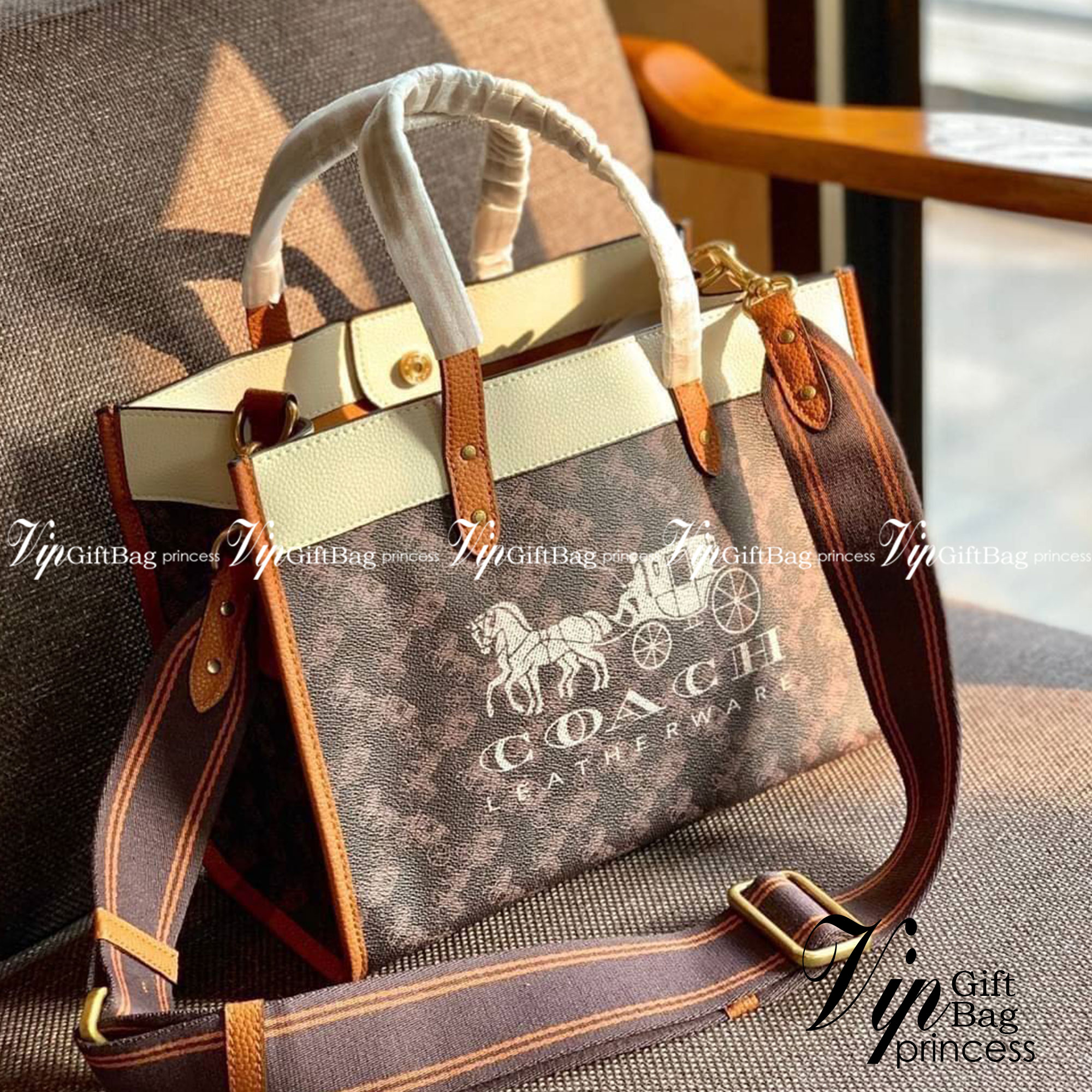 COACH FIELD TOTE 30 WITH HORSE AND CARRIAGE PRINTAND CARRIAGE BADGE 📣พร้อมส่งที่ไทย ใหม่ล่าสุด บอกเลยสีสวย สุดคลาสสิคมากๆ