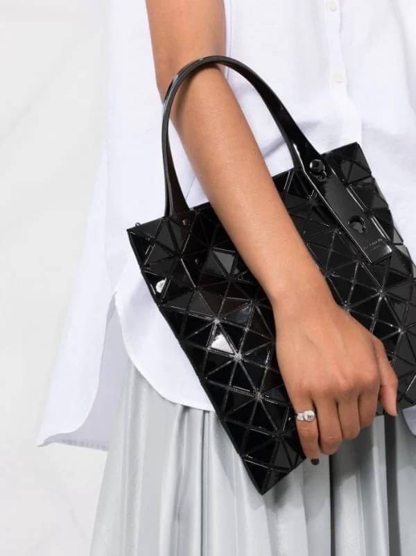 Baobao Issey Miyake 6x6 กระเป๋า Tote รุ่นนี้ถือว่าเป็นกระเป๋า Tote ไซส์กลางที่เหมาะกับการพกพาสิ่งของที่จำเป็นในทุก ๆ วัน มาพร้อมสายที่สามารถปรับได้ทั้งสองสาย และมีช่องใส่ของช่องเล็กด้านใน 1 ช่อง จุของได้เยอะแถมยังทนทาน ใช้เป็น Everyday Bag ได้เลยคะ พกพาสะ