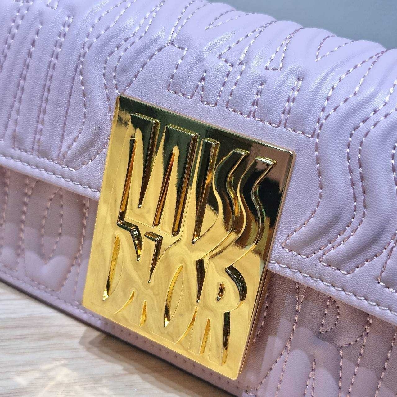 Dior Flap Bag / Quilted Miss Dior Allover Leather Bag กระเป๋าสะพายไหล่สุดลัคชู หรูหราเกินเรื่อง ดีไซน์ใหม่สวยงามด้วยดีเทลฝีเย็บและลายหนังปั๊มนูน
