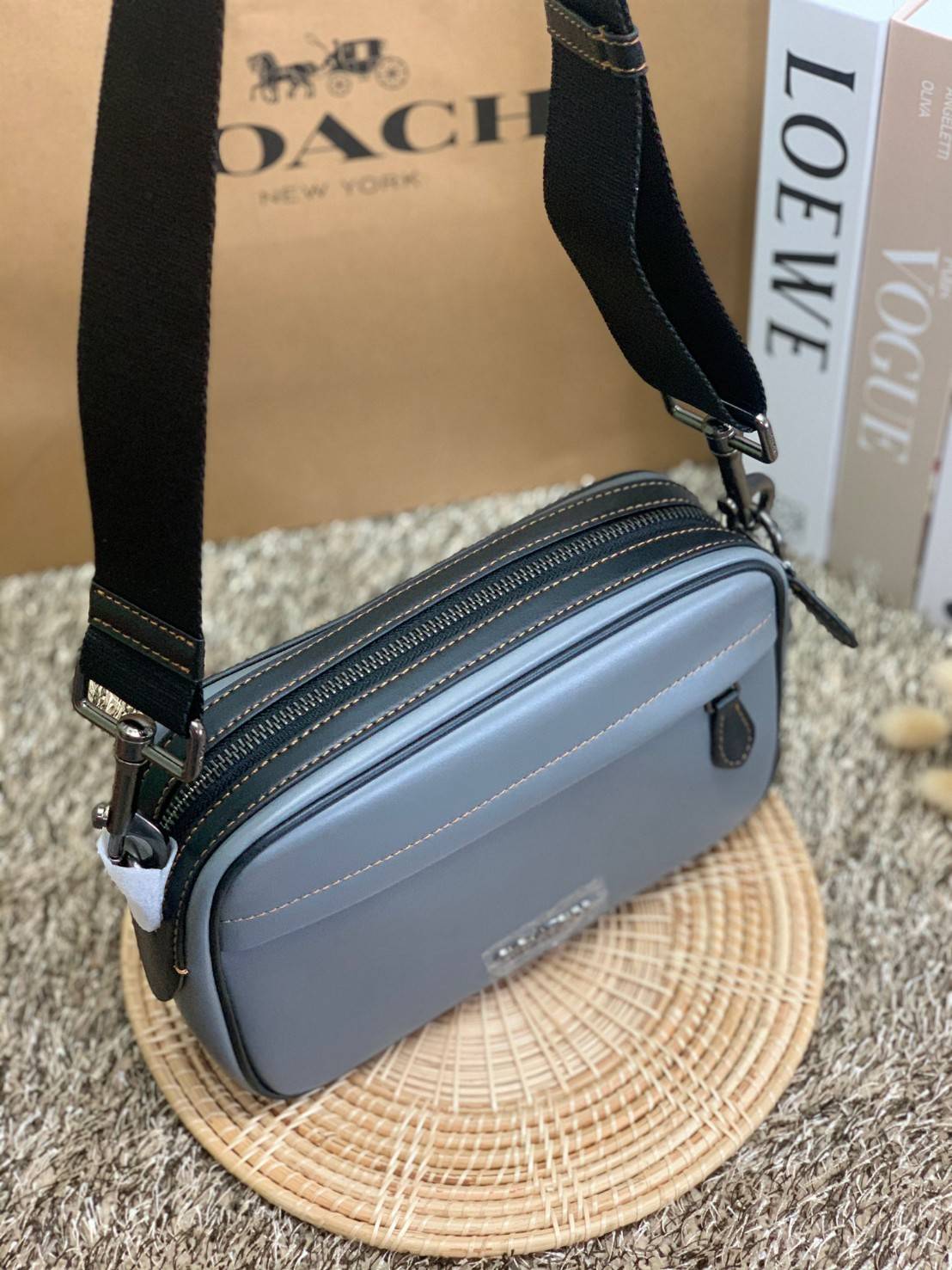 3สีเข้าใหม่งานคุณภาพอีกแล้วคับท่านน ทั้งสี ทั้งหนังสวยมากๆค่าา!! COACH GRAHAM CROSSBODY BAG ((39946)) พร้อมส่ง! กระเป๋าสะพายแบบครอสบอดี้ร์ ใช้ได้ทั้งชาย//หญิง หนังแท้อย่างดี เรียบหรูค่ะ ด้านหน้ามีช่องซิปซ่อนให้หนึ่งช่อง ช่องซิปหลักกว้าง ใส่ของจำเป็นได้ครบ