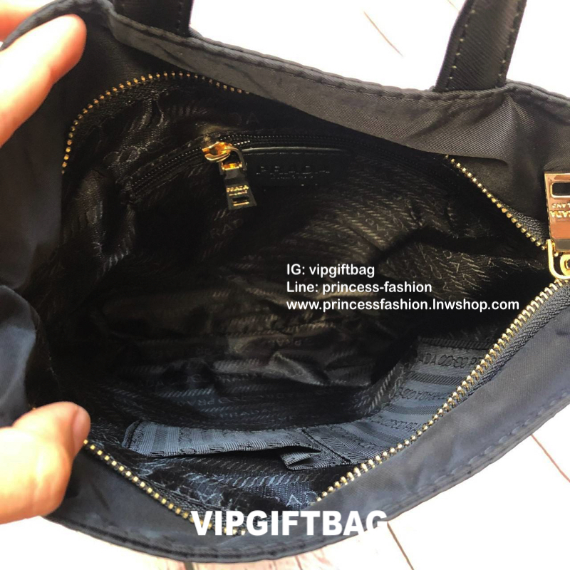 กระเป๋าสะพาย ทรง TOTE จากแบรนด์ PRADA มาค่า ตัวกระเป๋าเป็น nylon ทั้งใบ สะพายเป็น shoulder bag หรือถือได้ค่ะหรือสะพายเป็นเป้ก้ยังได้ ด้านหน้าเป็นลายหมี ปักกลิ้ตเตอร์ + logo brand ใช้แล้วสวยมากๆ อะไหล่ทองหรูมาก จุของคุ้ม ใส่หนังสือหรือของจุกจิกก็ไ้ด้หมด สว