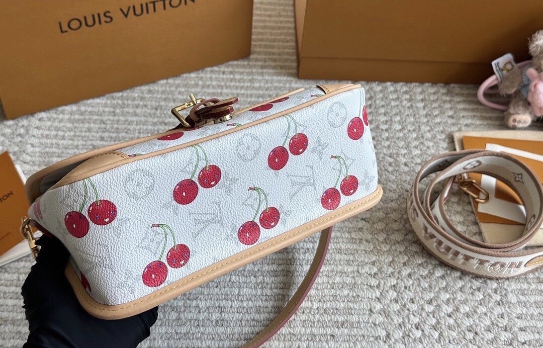 LV Diane Monogram Cherry กระเป๋ามัลติฟังก์ชั่นสุดคุ้ม คอลใหม่แสนสดใสด้วยลายเชอรี่ ที่ดีไซน์ออกมาน่ารักน่าใช้มากๆ มีสายมาให้ถึง 2 แบบ สายหนังคล้องไหล่ได้ และสายสปอร์ตครอสบอดี้ได้