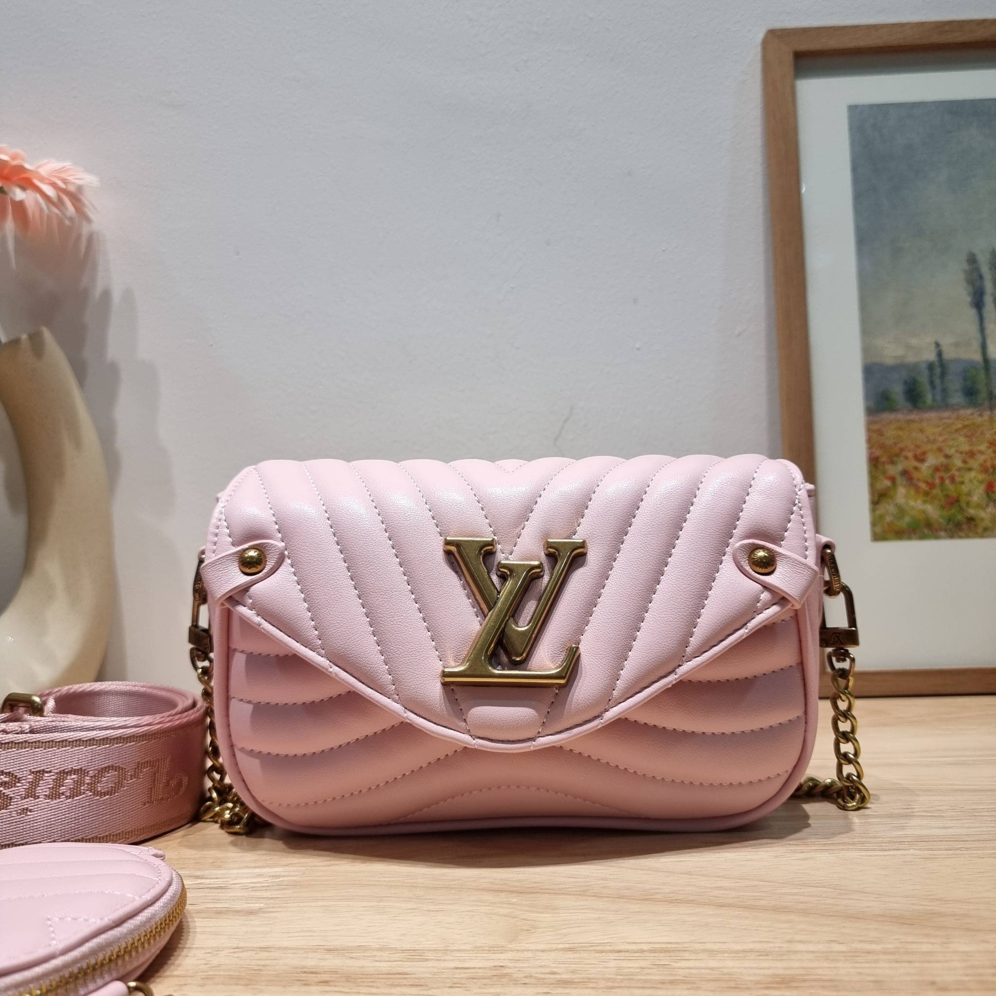 LV new wave pochette multi bag กระเป๋าสะพายมัลติฟังก์ชั่น มาพร้อม box set รับรองว่าดีงาม ลูกเล่นคลาสสิคผสานความวินเทจ มีสายสะพายให้ 2 เส้น และกระเป๋าใบลูก เล็กน่ารัก