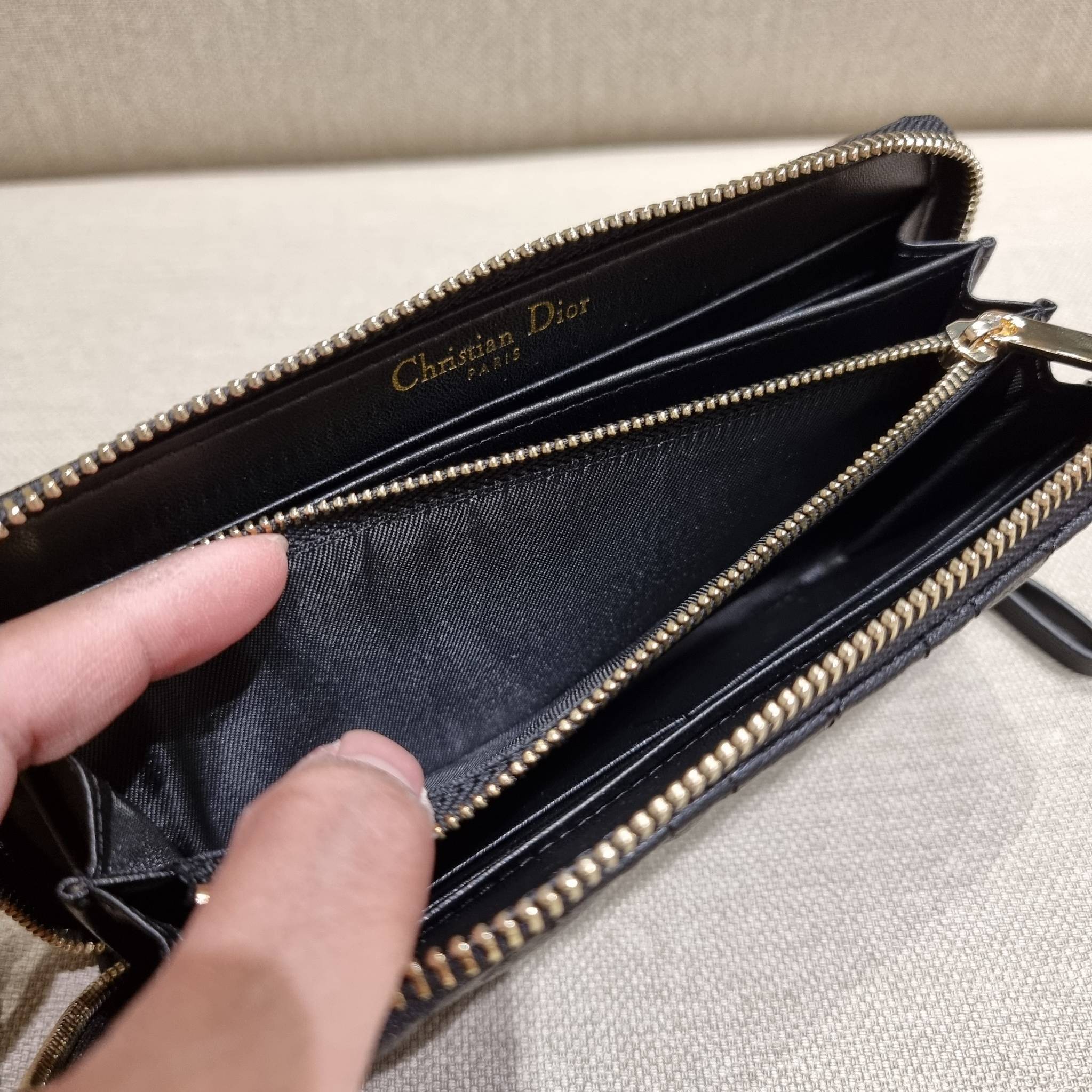 VIP 】CD LONG WALLET WITH GWP ใหม่ล่าสุด กระเป๋าสตางค์ใบยาว พิเศษจาก duty free ใบจริงสวยคม ใช้แล้วรับทรัพย์ ขับผิว วัสดุหนังแท้เต็มใบ สัมผัสดีงาม เปิด-ปิดด้วยซิปรอบ ภายในใส่บัตรได้เยอะ ใส่ธนบัตรได้เต็มที่ มีช่องซิปใส่เหรียญได้ พร้อมส่งความสวยถึงบ้านแบบครบเ