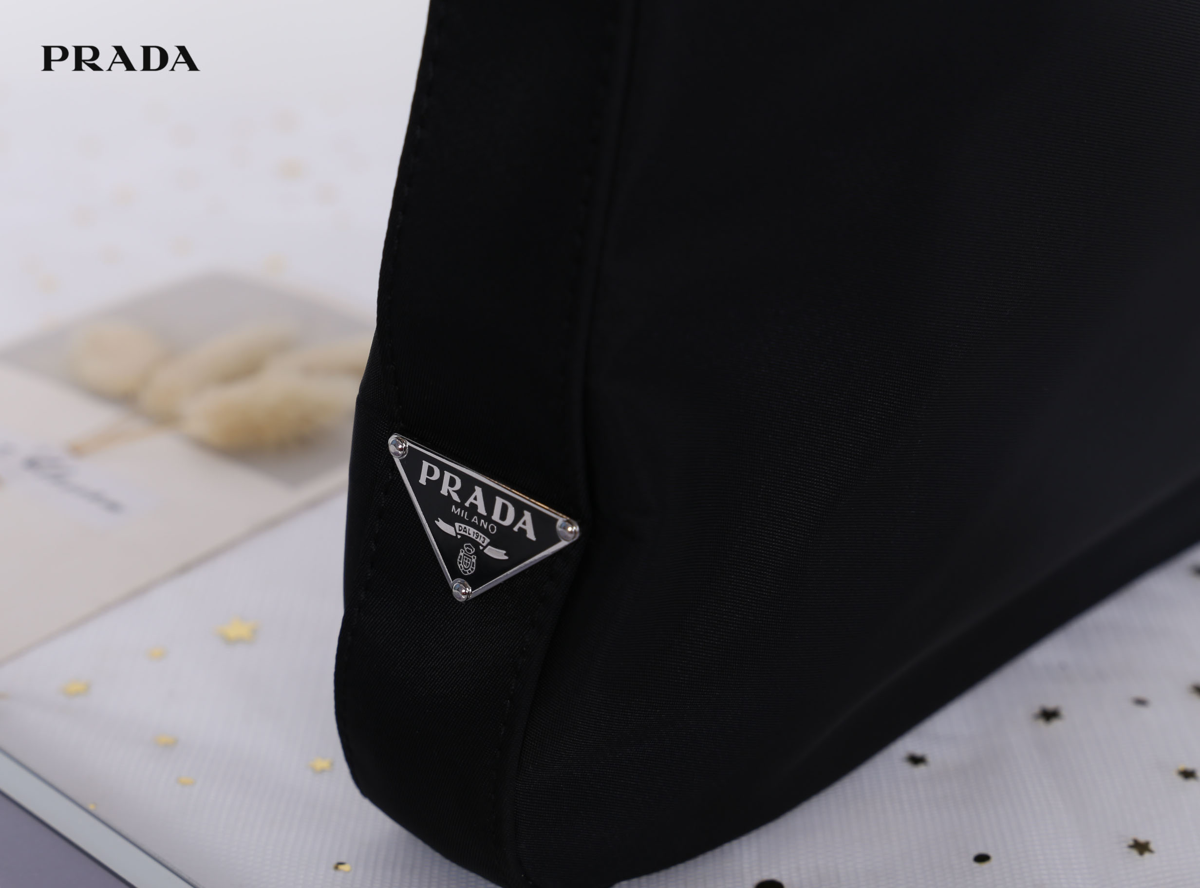 PRADA Nylon Shoulder Bag Black Auth 6304 กระเป๋าสะพายไหล่ทรงสวย ดีไซน์เก๋ วัสดุผ้า Nylon เนื้อหนาคุณภาพดี อะไหล่เงินสุดหรู เปิดปิดแบบฉีกลอก ด้านในโล่งกว้างจุของได้เยอะเลยค่ะ