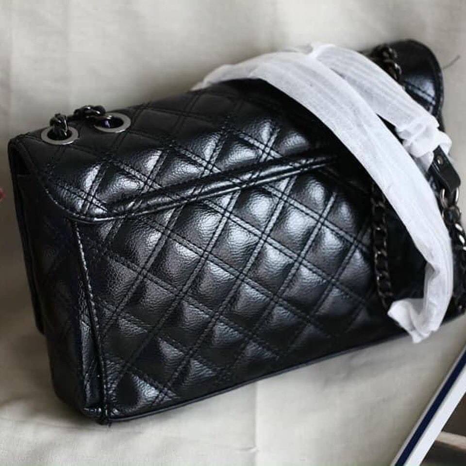 Guess Crossbody กระเป๋าสะพายรุ่นใหม่จาก Guess factory สไตล์แบรนด์ดัง รุ่นนี้สามารถสะพายได้ทั้งสายคู่และสายเดี่ยว สายสะพายโซ่ต่อหนังไม่เจ็บบ่า