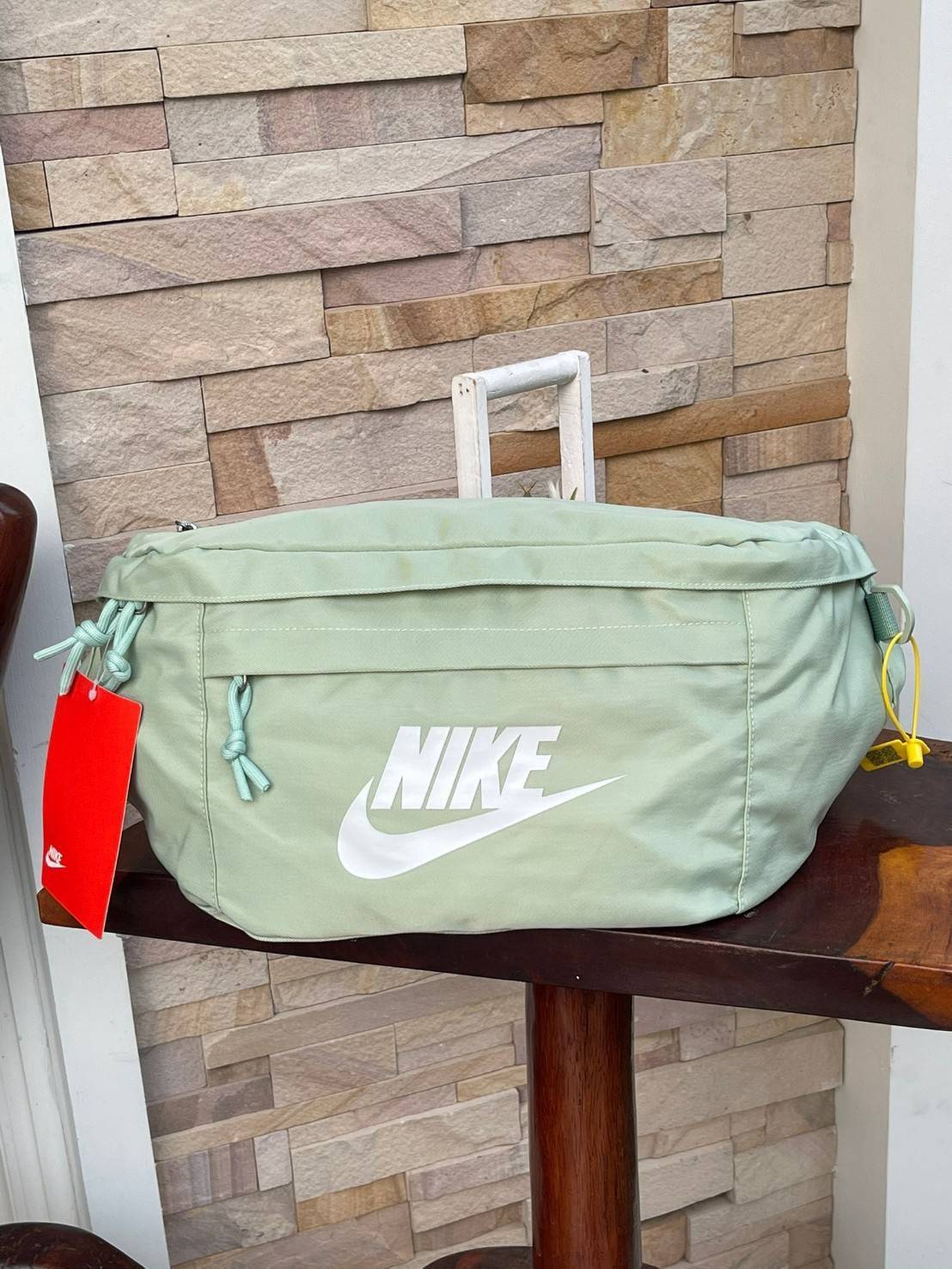 Nike Tech hip pack กระเป๋าคาดเอว Nike Tech รุ่นใหม่ชนช้อป!! ให้คุณหยิบใช้อุปกรณ์กีฬาและพกพาได้อย่างง่ายดาย