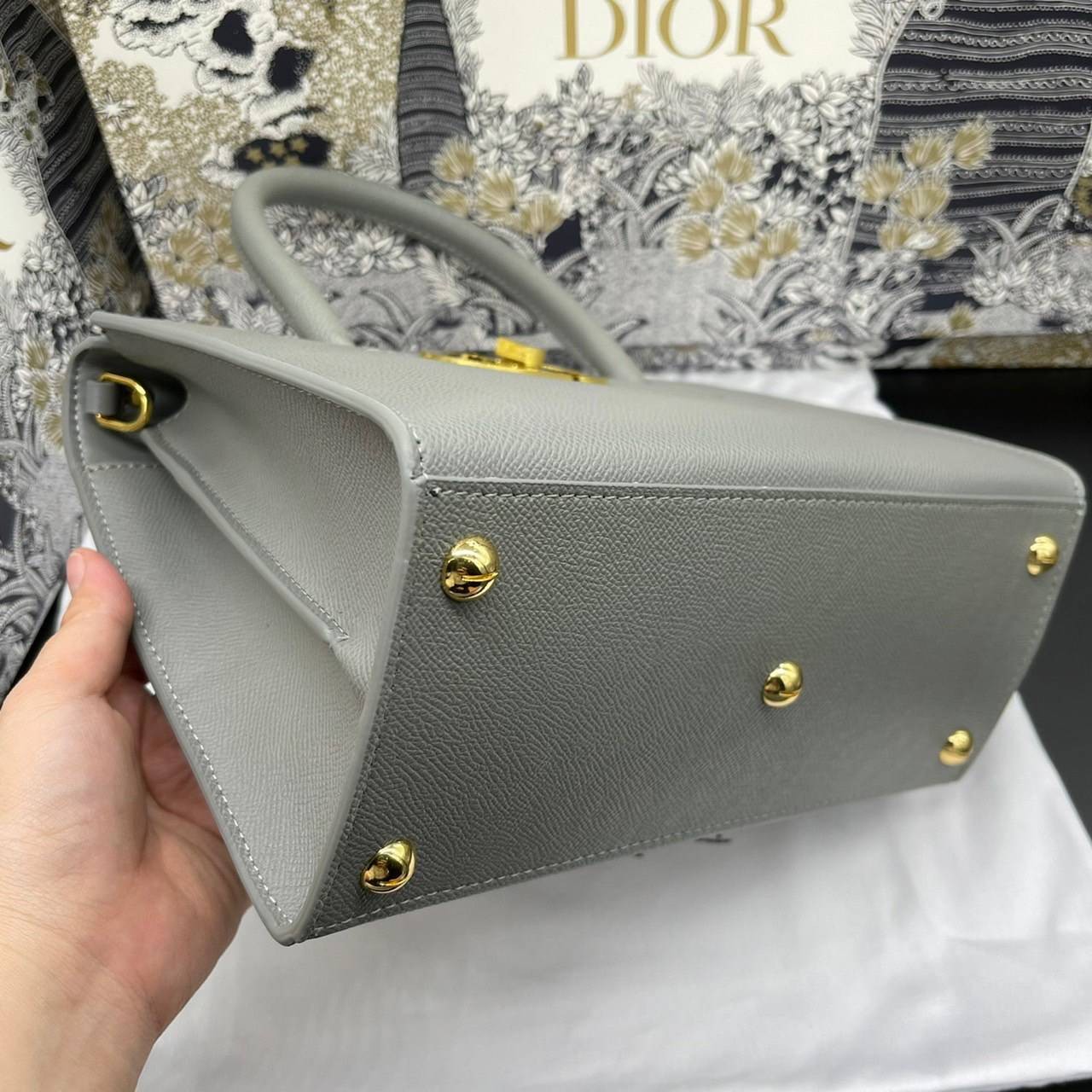 หนังแท้ DIOR Medium ST Honore Tote Collection Fall/Winter 2020-2021 มาในรูปแบบกระเป๋าทรงสี่เหลี่ยมที่ได้มาตรฐาน ทำจากหนังลูกวัว (Calfskin) ลายเกรน ซึ่งสื่อถึงความหรูหราได้อย่างลงตัว ตัวด้ามจับ มีการเย็บเข้าด้านในของกระเป๋าเพื่อเพิ่มความแข็งแรงทนทาน ด้านหน