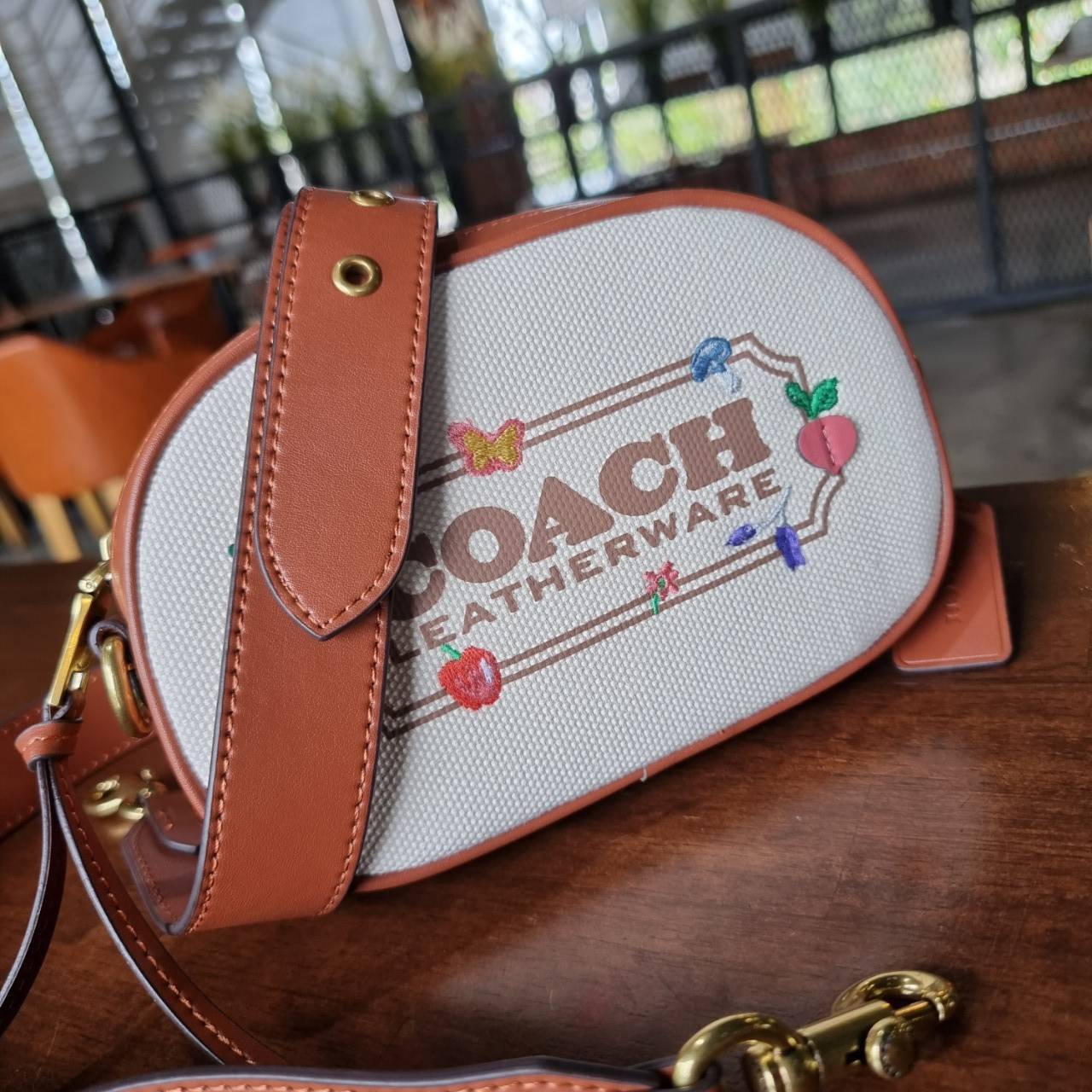 ของแท้ 💯% 】COACH C2764 BADGE CAMERA CROSSBODY WITH GARDEN EMBROIDERY BADGE ยกความสดใสมาให้ทั้งสวน!! น่ารักเบอร์ใหญ่อีกหนึ่ง กระเป๋าสะพายข้างกระจุ๋งกระจิ๋ง ดีไซน์ปักลายมุ้งมิ้ง