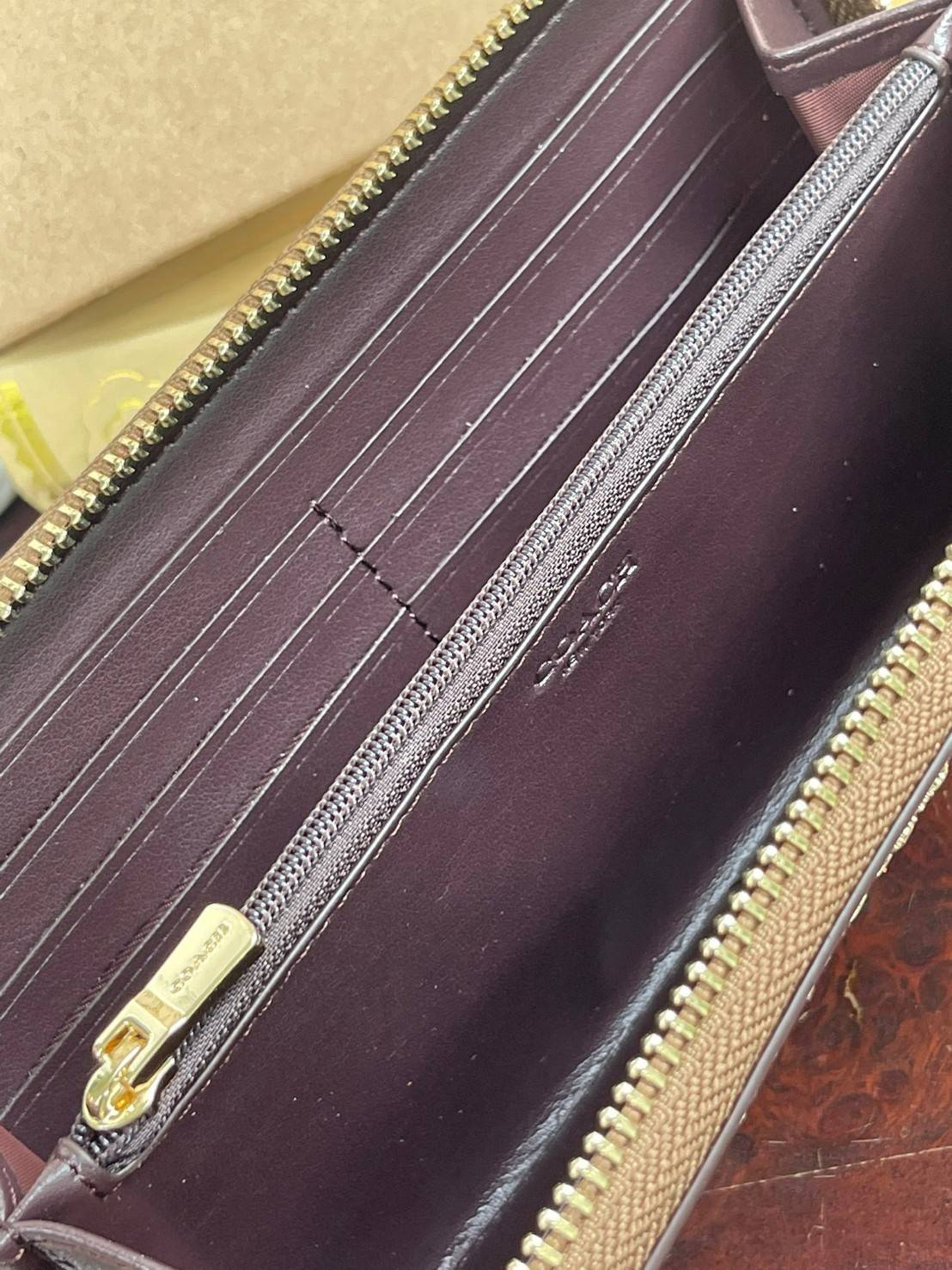 COACH ACCORDION ZIP WALLET IN SIGNATURE CANVAS กระเป๋าสตางค์ใบยาวนี้ที่เหมาะกับการใช้งานทุกรูปแบบ นอกจากเพิ่มความมั่นใจแล้ว ยังทำให้ชีวิตของเราง่ายขึ้นอีกด้วย โดยการเปิดปิดแบบซิปรอบ สามารถใส่ธนบัตร เหรียญ บัตรต่างๆได้หลายใบเลยทีเดียว ขนาดของกระเป๋าสามารถถ