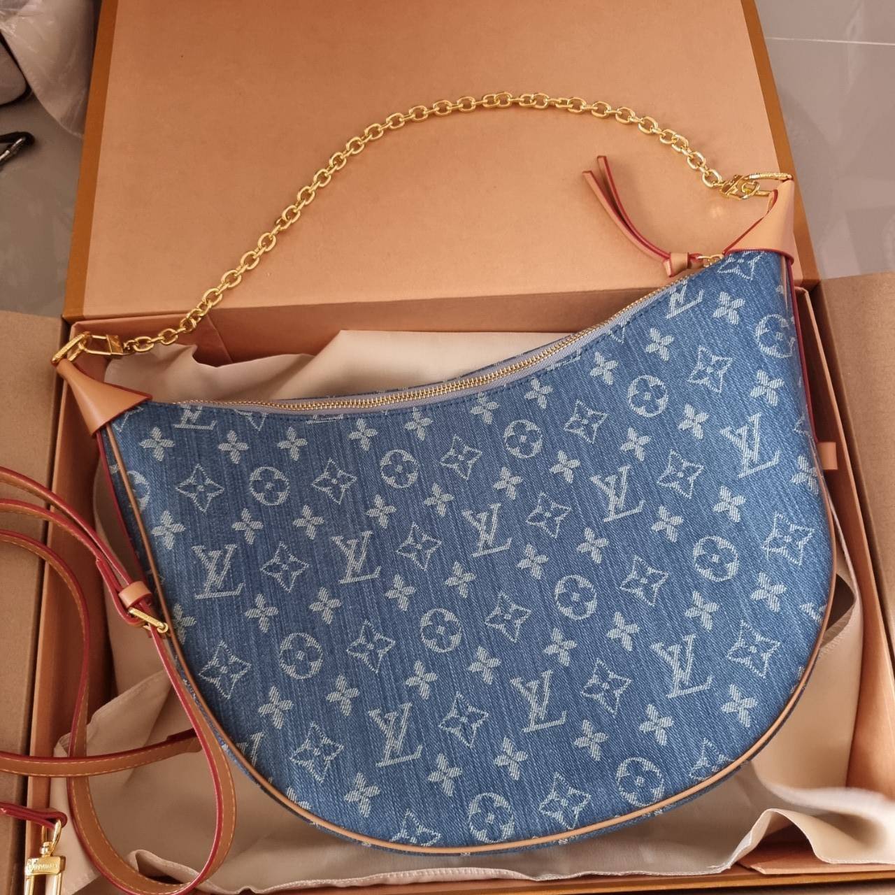 LV loop hobo denim สุดยอดเดอะเบสท์ไอเท็ม กับขนาดใหม่ ใหญ่จุๆ และดีไซน์ยอดฮิตสำหรับซัมเมอร์นี้ กับกระเป๋าสะพายทรงบาแกตต์ สวยหรู ดูแพงมาแต่ไกล