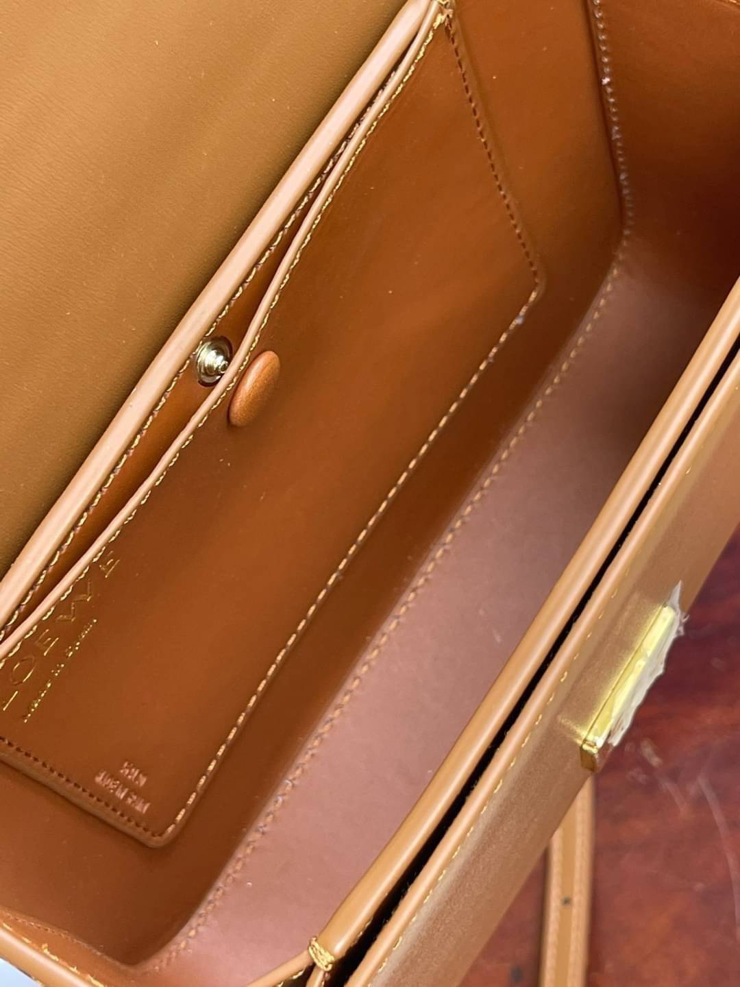 small : LOEWE Goya anagram small leather shoulder bag มาทำความรู้จักทุกดีเทลของ กระเป๋า GOYA ไอเท็มใบใหม่ล่าสุดจาก Loewe ด้วยรูปทรงกล่องอันคลาสสิกที่มาพร้อมรายละเอียดอันน่าค้นหา ด้วยรูปทรงบ็อกสุดคลาสสิก พร้อมโครงสร้างที่กะทัดรัดเปี่ยมไปด้วยสเน่ห์น่าค้นหา 